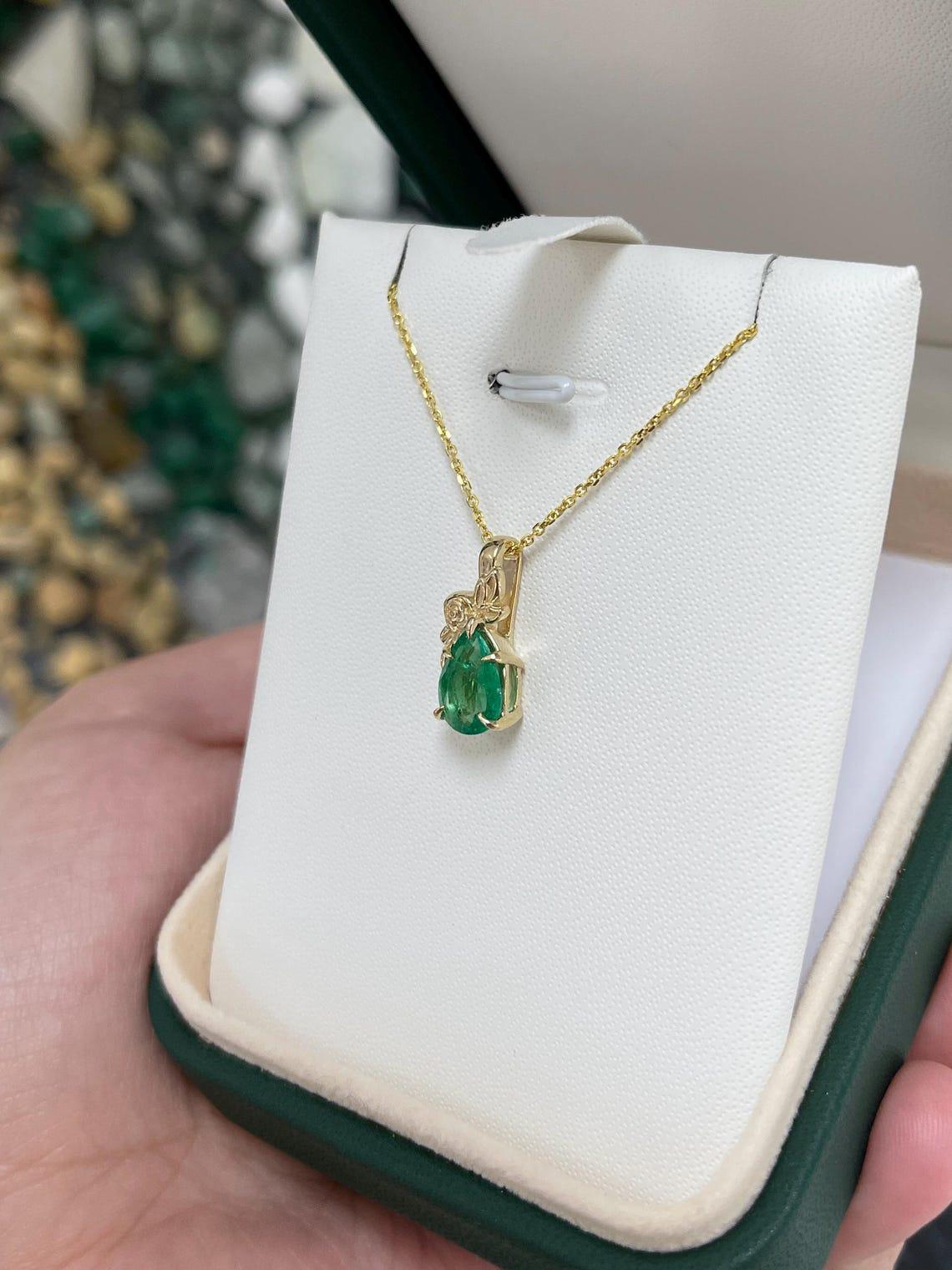 1,25 Karat Smaragd-Halskette mit Smaragd-Anhänger im Birnenschliff und Blumenmotiv aus Gold (Tropfenschliff) im Angebot