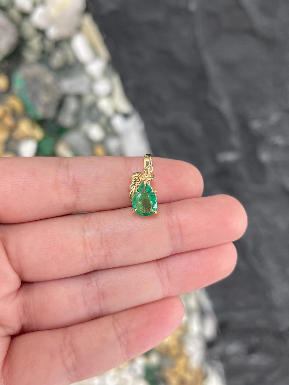 1,25 Karat Smaragd-Halskette mit Smaragd-Anhänger im Birnenschliff und Blumenmotiv aus Gold im Zustand „Neu“ im Angebot in Jupiter, FL