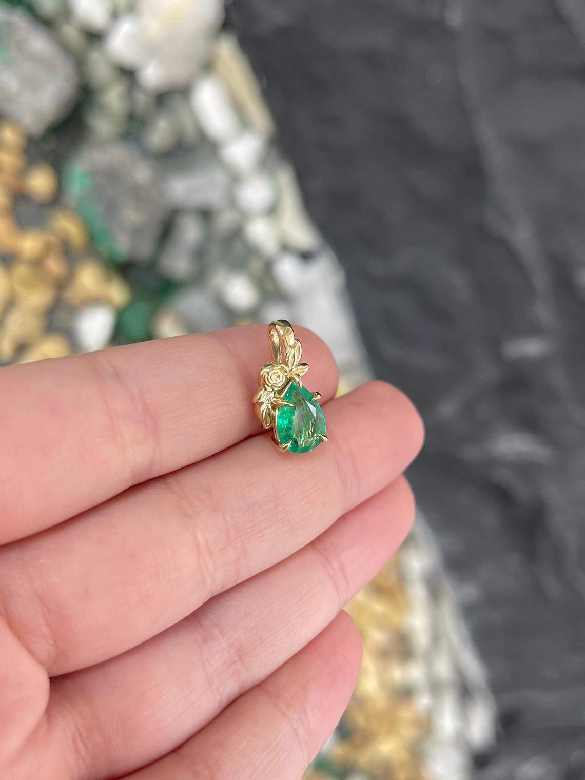 1,25 Karat Smaragd-Halskette mit Smaragd-Anhänger im Birnenschliff und Blumenmotiv aus Gold Damen im Angebot