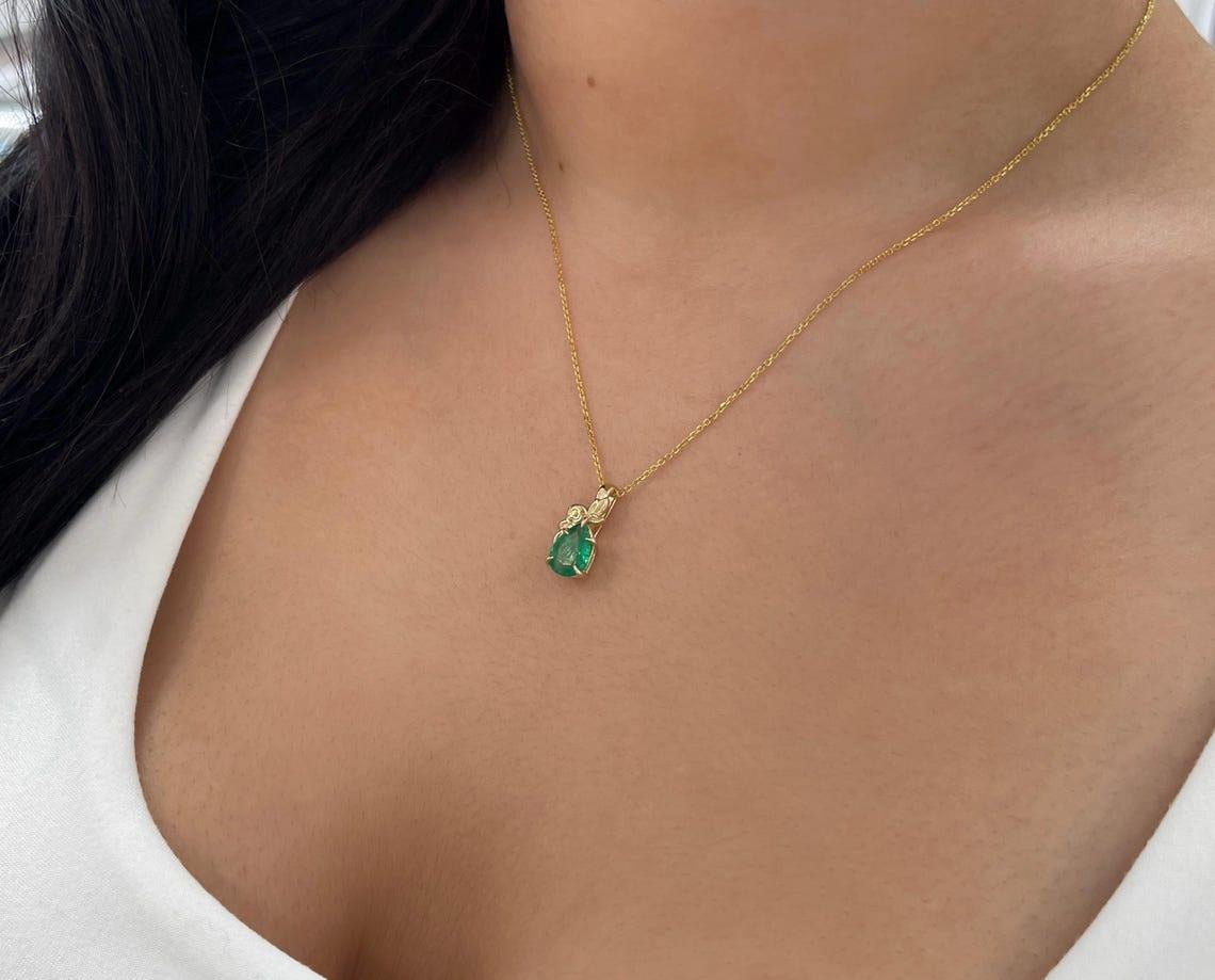 1,25 Karat Smaragd-Halskette mit Smaragd-Anhänger im Birnenschliff und Blumenmotiv aus Gold im Angebot 2