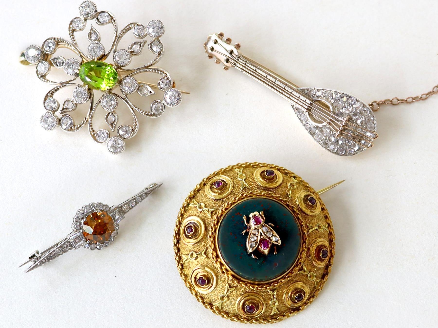 1.25 Carat Peridot 1.95 Carat Diamond, 9k Yellow Gold Pendant Brooch Circa 1890 im Zustand „Hervorragend“ im Angebot in Jesmond, Newcastle Upon Tyne