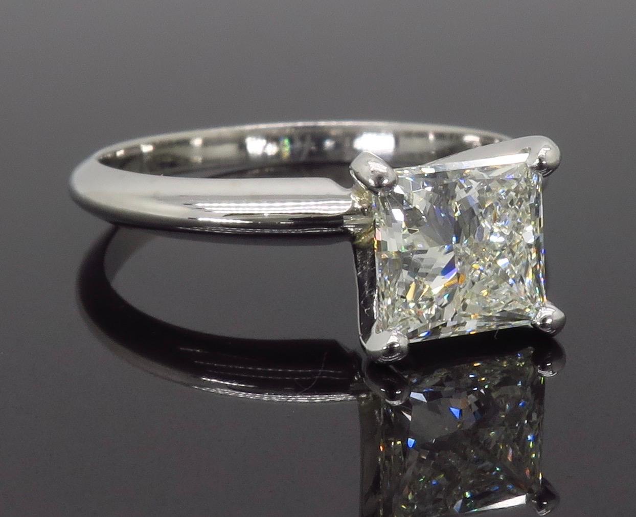 Bague de fiançailles solitaire en diamant taille princesse de 1,25 carat en vente 6