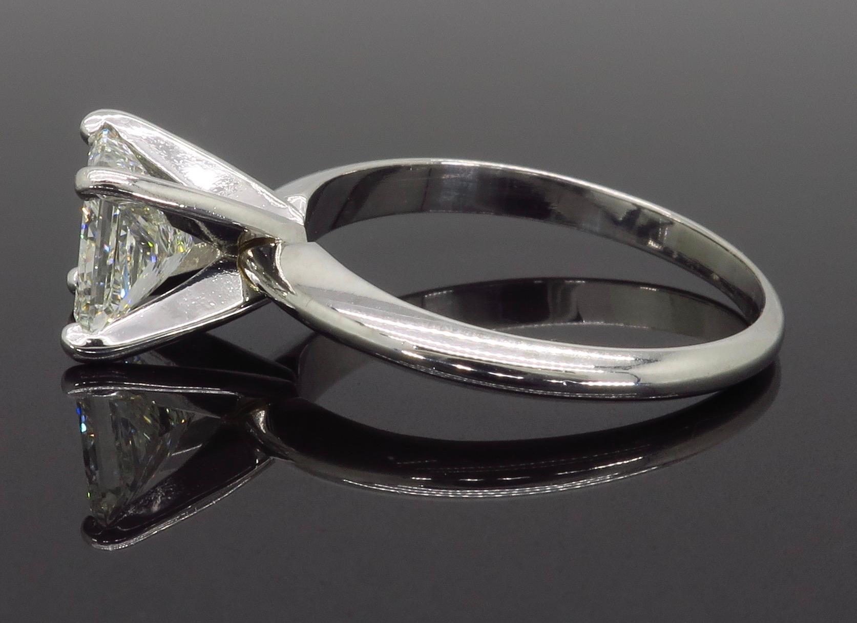 Bague de fiançailles solitaire en diamant taille princesse de 1,25 carat en vente 3