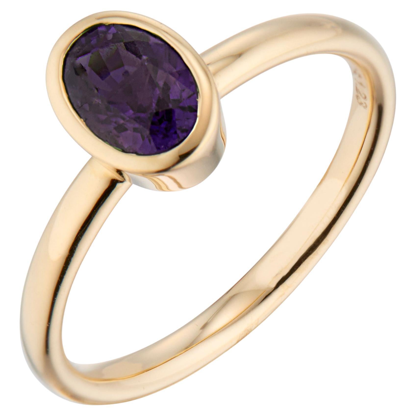 1.25 Carat Purple Sapphire Yellow Gold Solitaire Engagement Ring For Sale