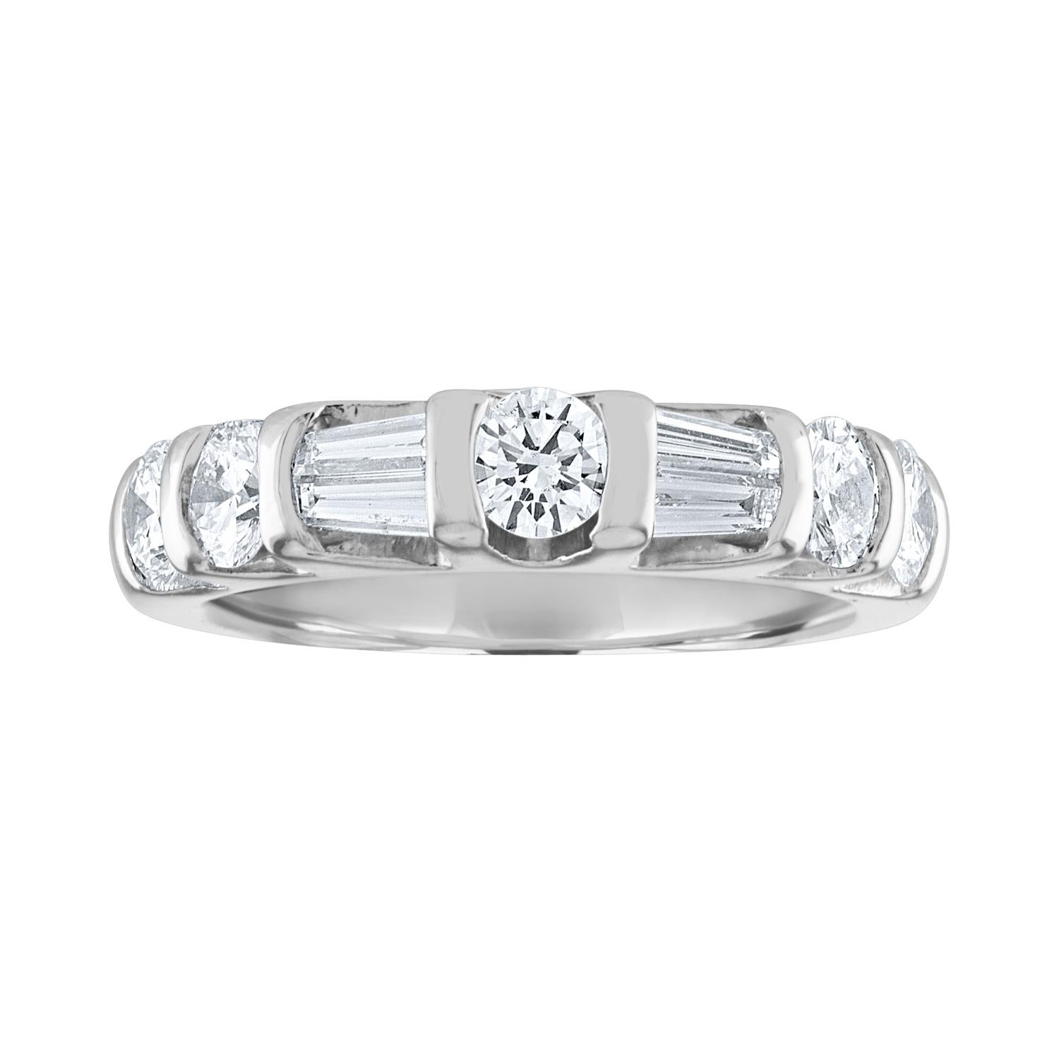 1,25 Karat runder und Baguette-Diamant-Halbband-Platinring