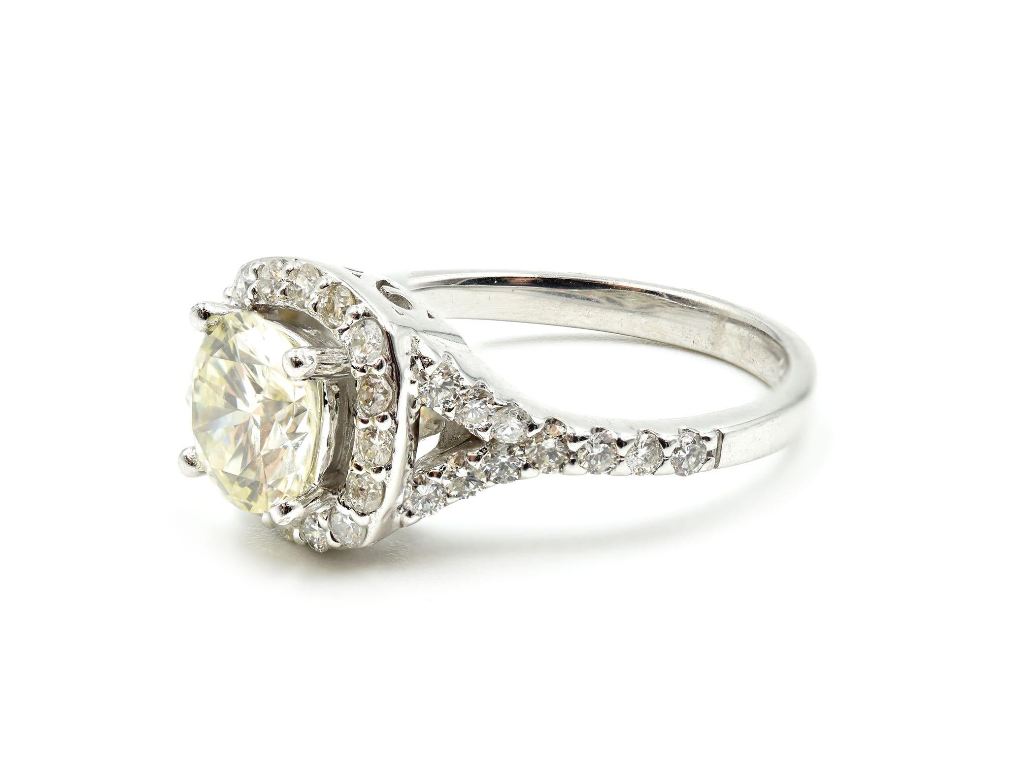 1.25 Carat Round Cut Centre Diamond with Halo Engagement Ring 14 Karat Gold In Excellent Condition In Scottsdale, AZ