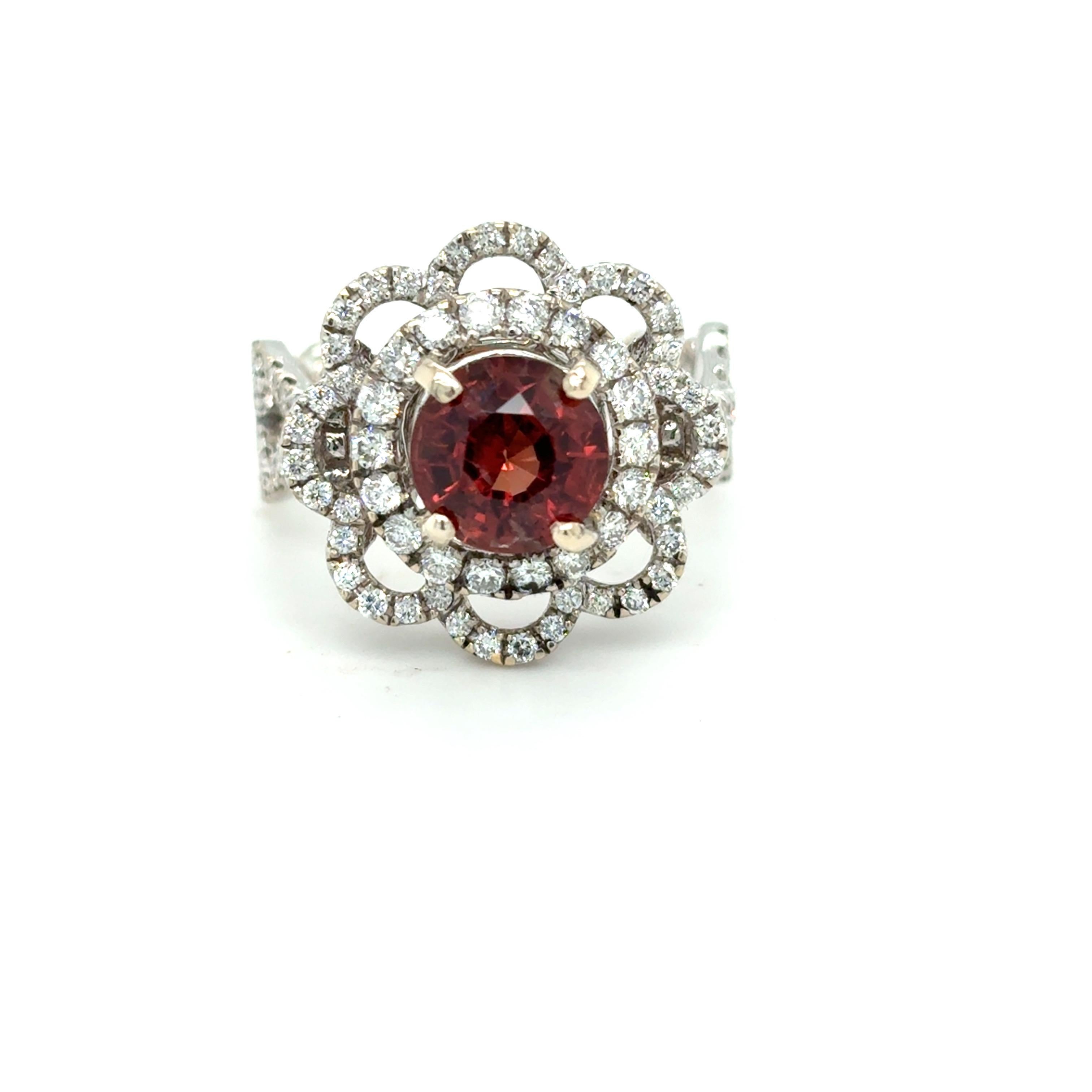 Anello floreale con spinello rosso-arancio e diamante da 1,25 carati
Uno spinello rosso-arancio da 1,25 carati è il cuore di un motivo floreale, accentuato da circa 1,75 carati di diamanti scintillanti. Incastonato nell'oro bianco 14k con una fascia