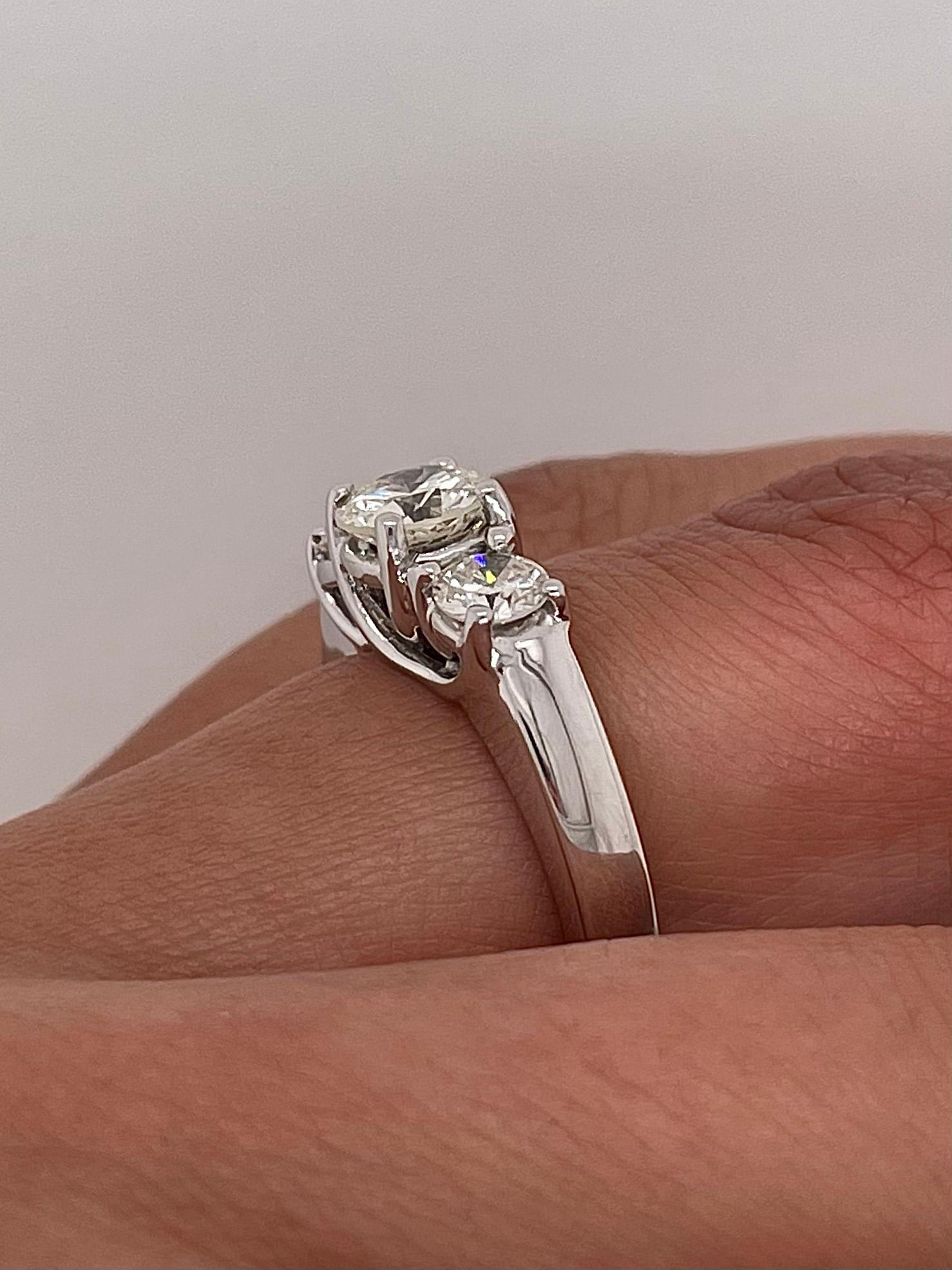 Taille ronde Bague de fiançailles à trois pierres en diamants ronds de 1,25 carat au total en vente