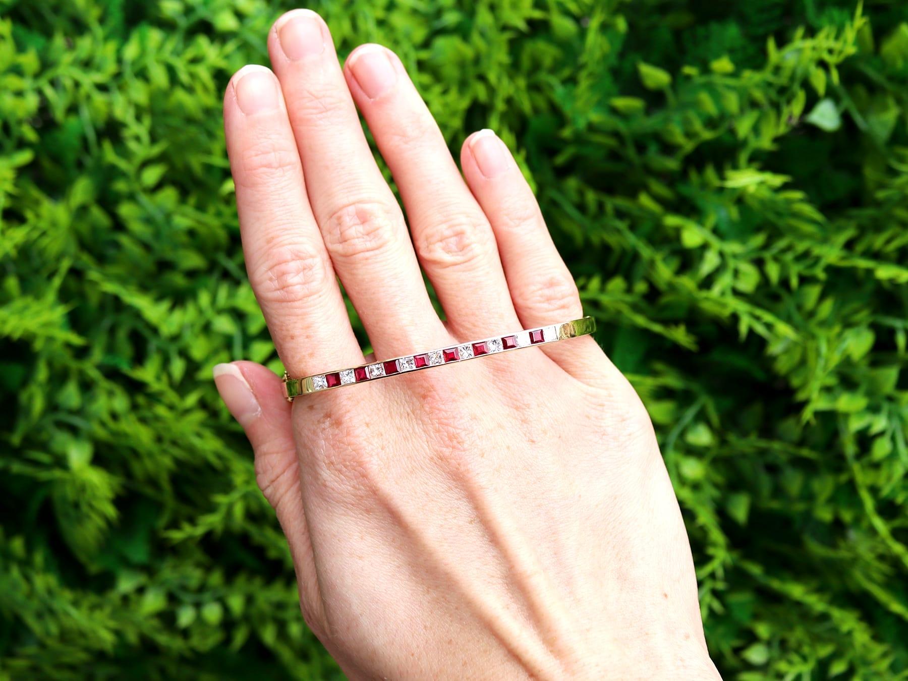 Superbe, fin et impressionnant bracelet en or jaune 18 carats, composé d'un rubis naturel de 1,25 carat et d'un diamant de 1,12 carat. Il fait partie de notre collection de bijoux vintage et de bijoux Estate Collection.

Ce superbe bracelet vintage