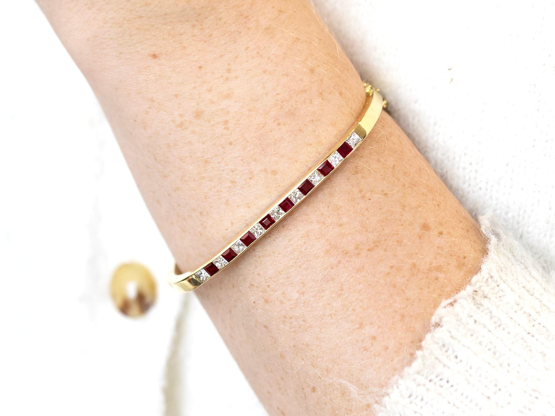 Taille princesse Bracelet en or jaune avec rubis de 1,25 carat et diamants de 1,12 carat en vente