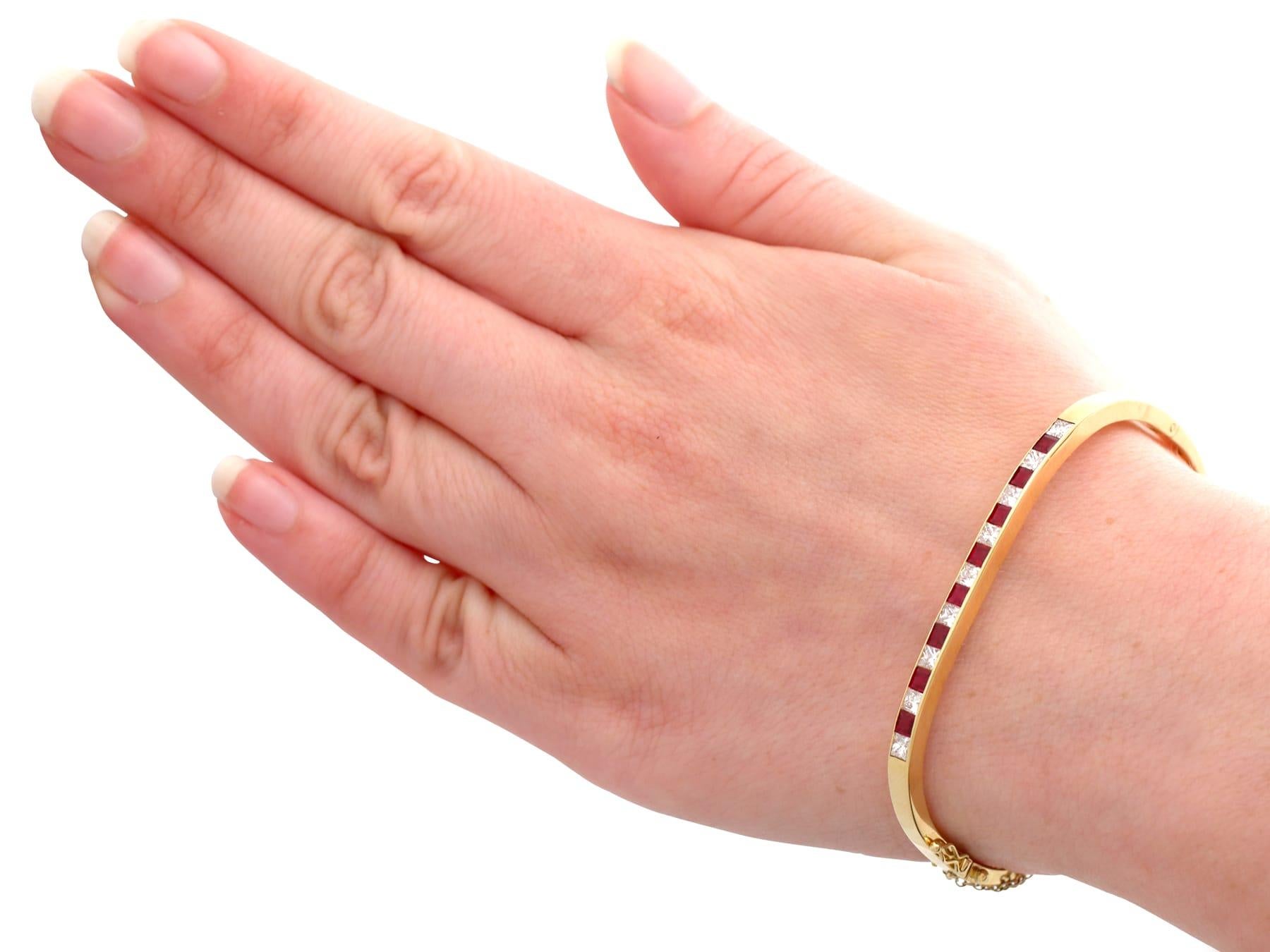 Bracelet en or jaune avec rubis de 1,25 carat et diamants de 1,12 carat en vente 4