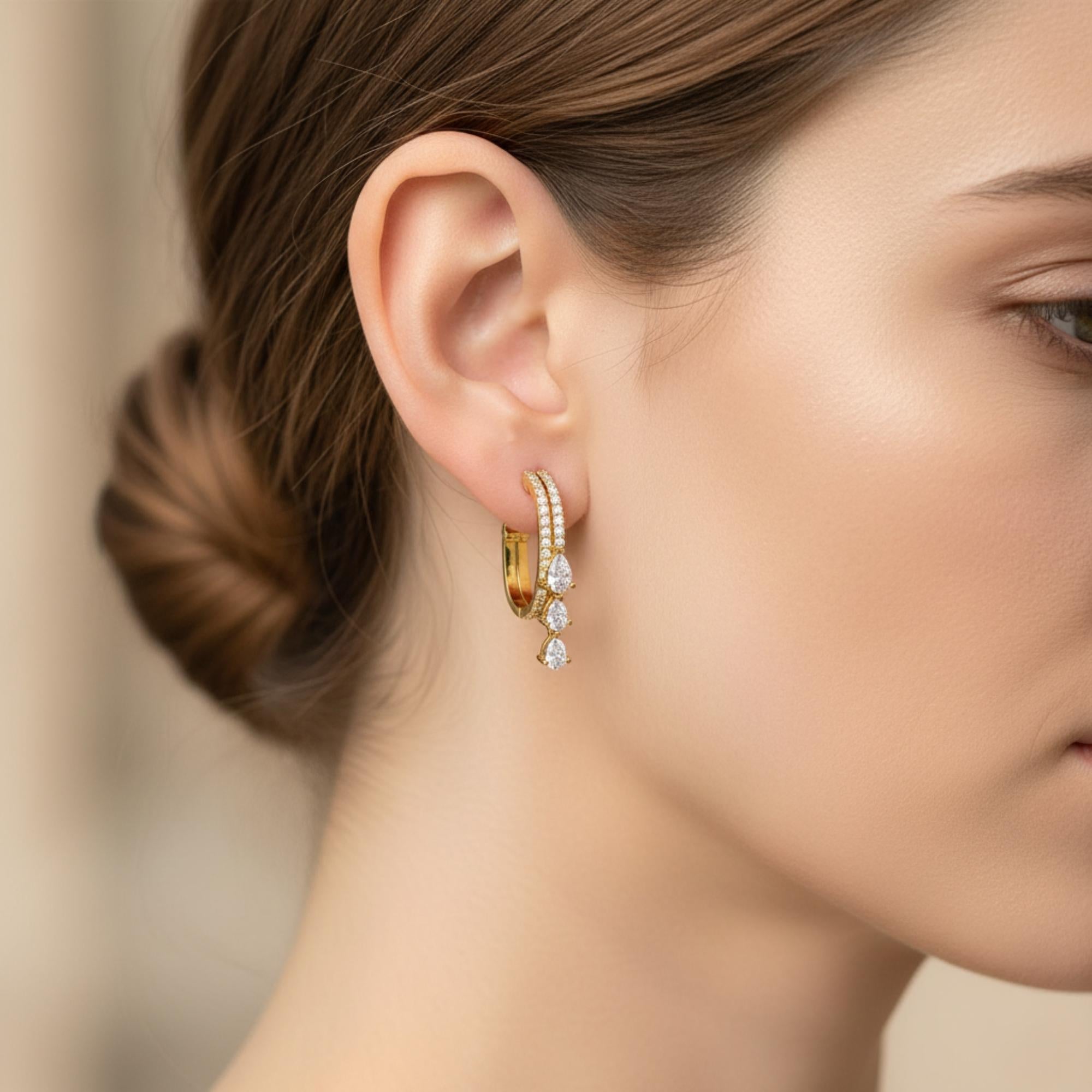 Realizzati in oro a 18 carati, questi squisiti orecchini sono impreziositi da 1,25 carati di diamanti scintillanti.

Segui la vetrina di Spectrum Jewels per vedere le ultime collezioni e i pezzi esclusivi. Spectrum Jewels è orgoglioso di essere