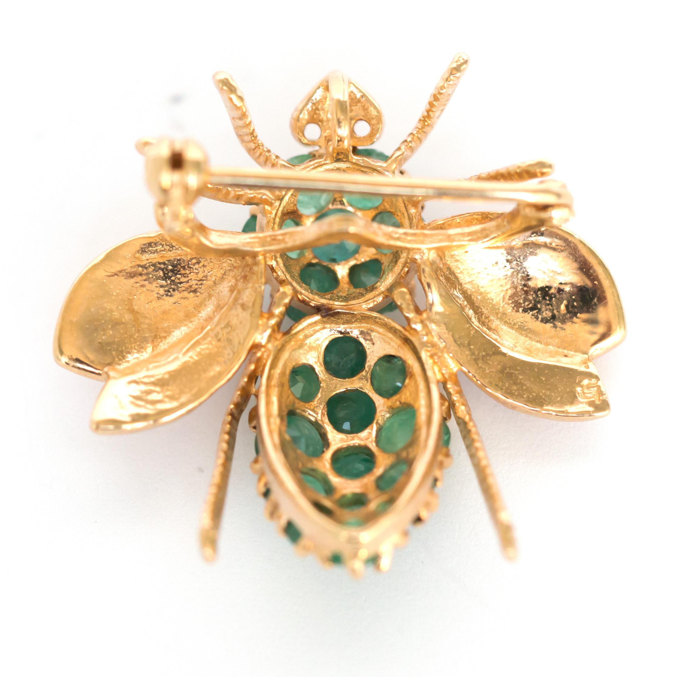 1.25 Carat Total Weight Emerald Yellow Gold Brooch In Good Condition For Sale In Atlanta, GA