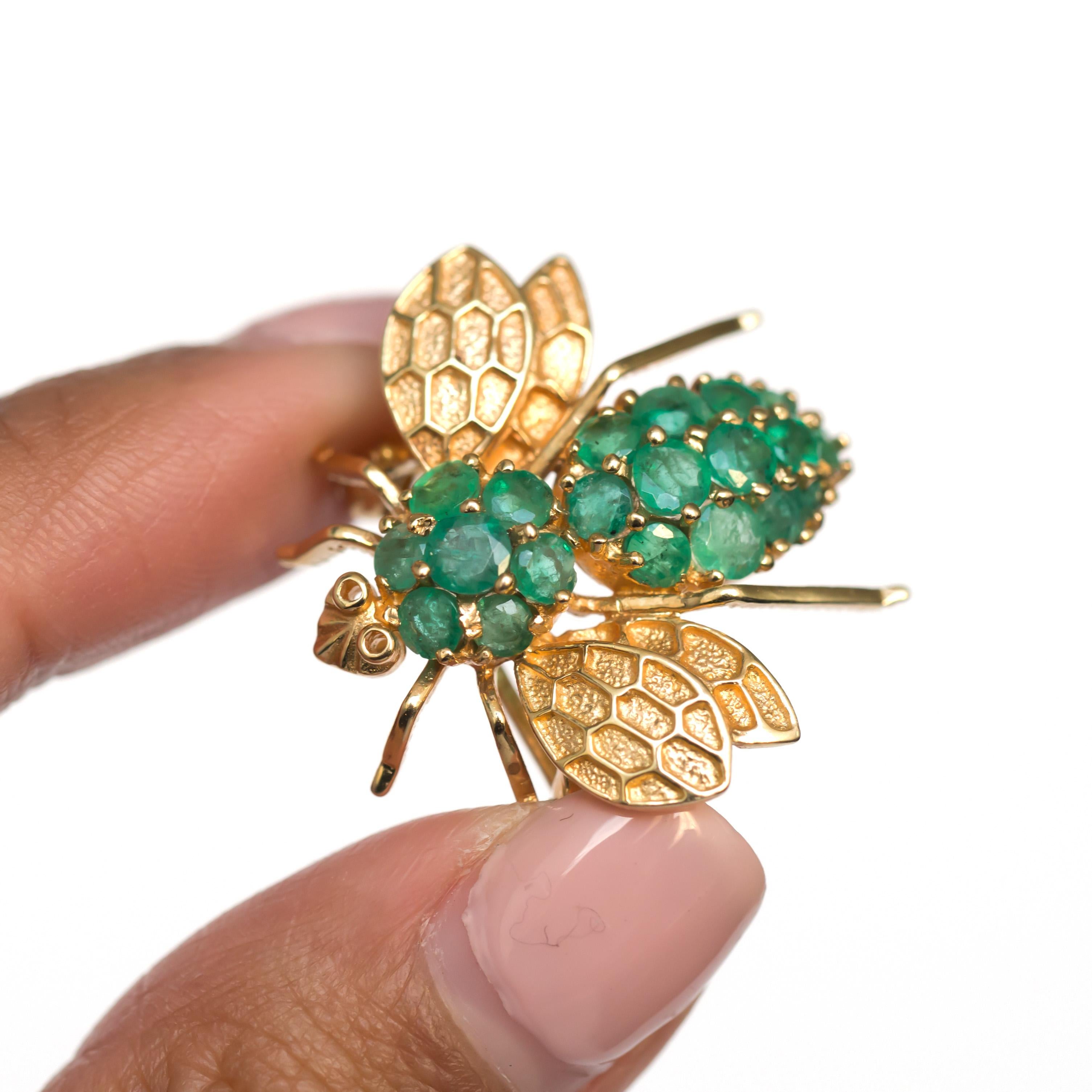 Women's or Men's 1.25 Carat Total Weight Emerald Yellow Gold Brooch For Sale