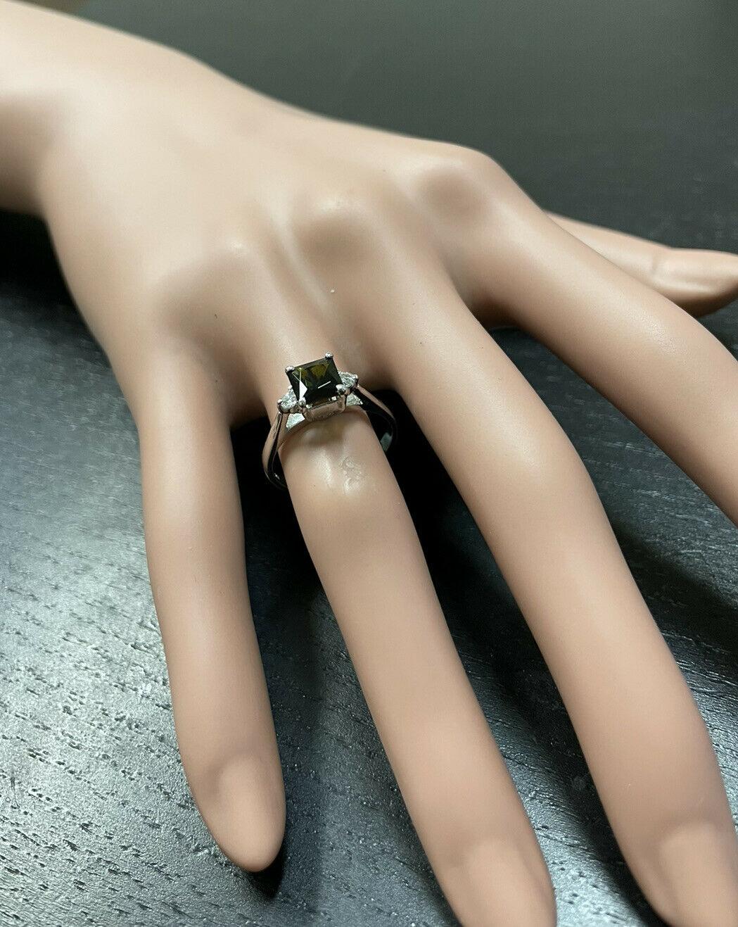 Anillo de oro blanco macizo de 14 quilates con turmalina verde natural y diamante de 1,25 quilates en venta 1