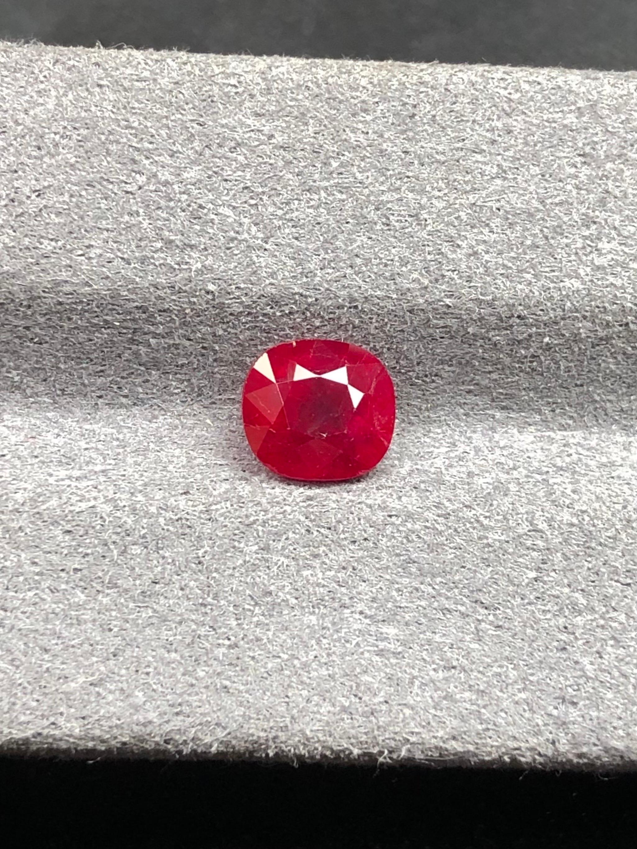 Taglio brillante 1,25 Ct AIGS Certified Natural Burma Ruby Unheated Pigeon Blood color occhi puliti in vendita