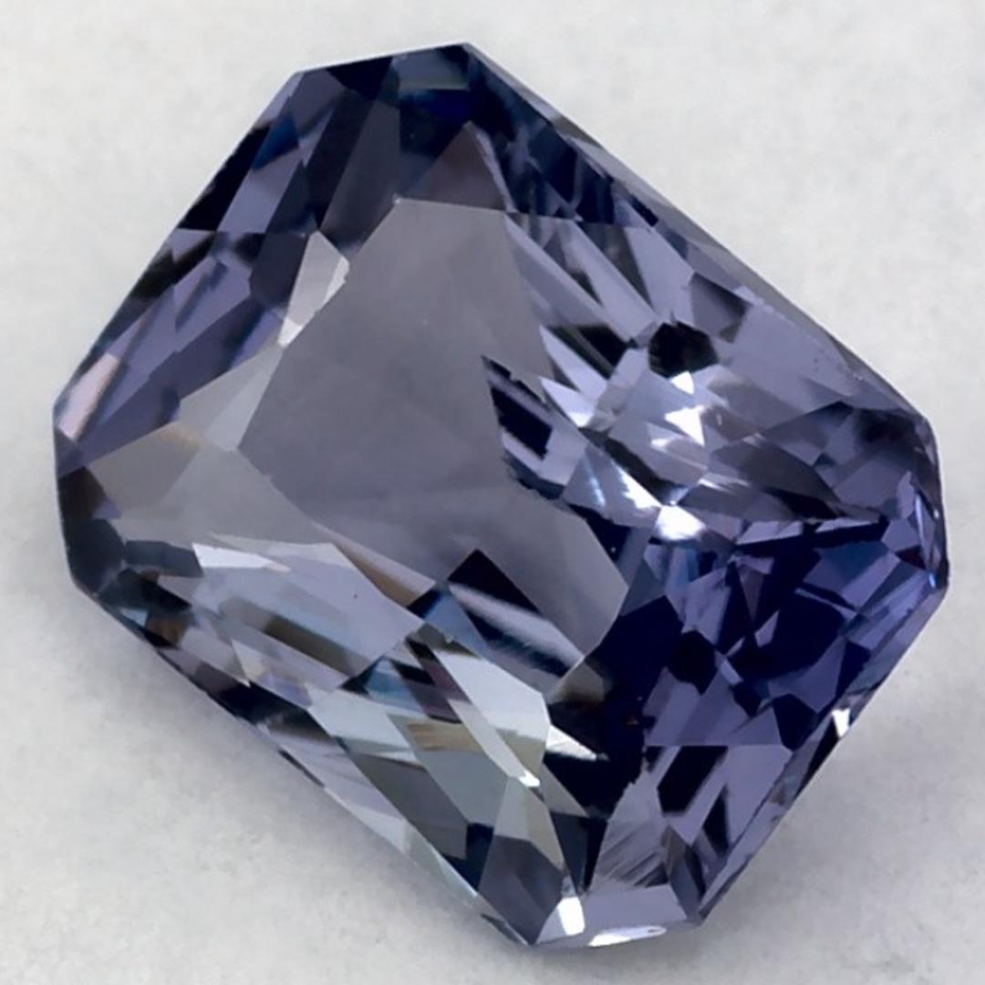 Questo zaffiro blu naturale offre eleganza e raffinatezza. Con la sua ricca saturazione del colore e il taglio preciso, è il centro perfetto per un anello di fidanzamento o un design di gioielli di lusso.

Questo zaffiro proviene dallo Sri Lanka