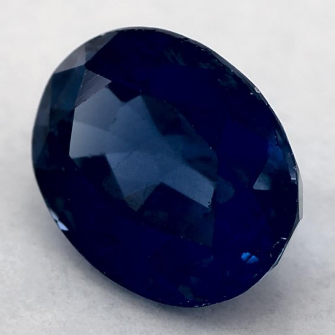 Questo zaffiro blu naturale offre eleganza e raffinatezza. Con la sua ricca saturazione del colore e il taglio preciso, è il centro perfetto per un anello di fidanzamento o un design di gioielli di lusso.

Questo zaffiro proviene dallo Sri Lanka