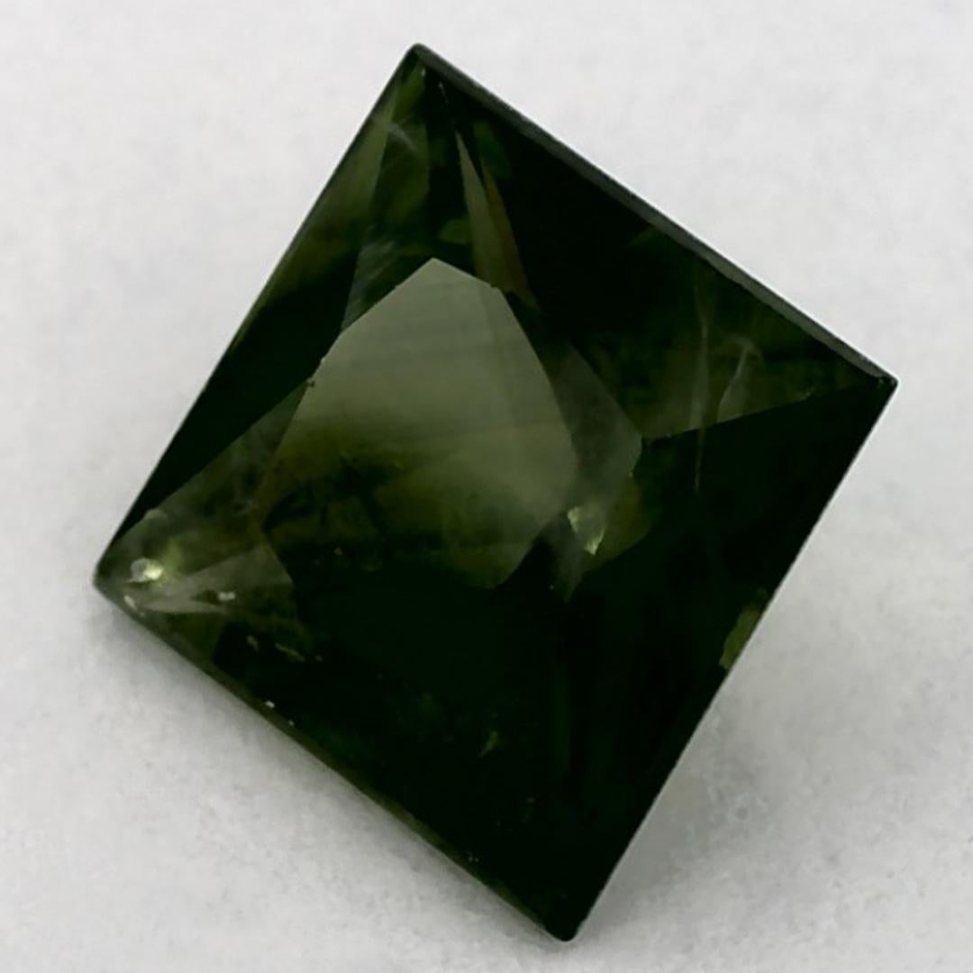 Este zafiro azul natural ofrece elegancia y sofisticación. Con su rica saturación de color y su corte preciso, es la pieza central perfecta para un anillo de compromiso o un diseño de joyería de lujo.

Este zafiro es originario de Sri Lanka