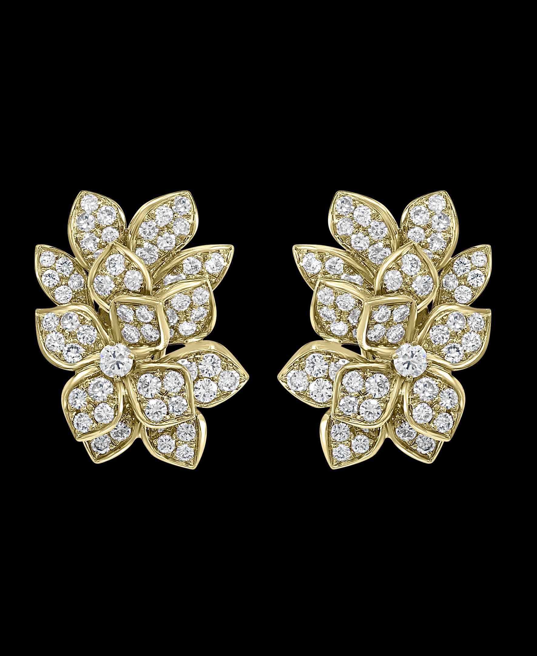 12.5 Ct  Diamond VS Quality   Earrings - Women  In 18 kt Yellow gold ,
Immaculately crafted from 18kt Yellow gold, these stunning  Diamonds earrings  are Lots of petals making two flowers 
It's  a unique and playful option. 
All Brilliant cut