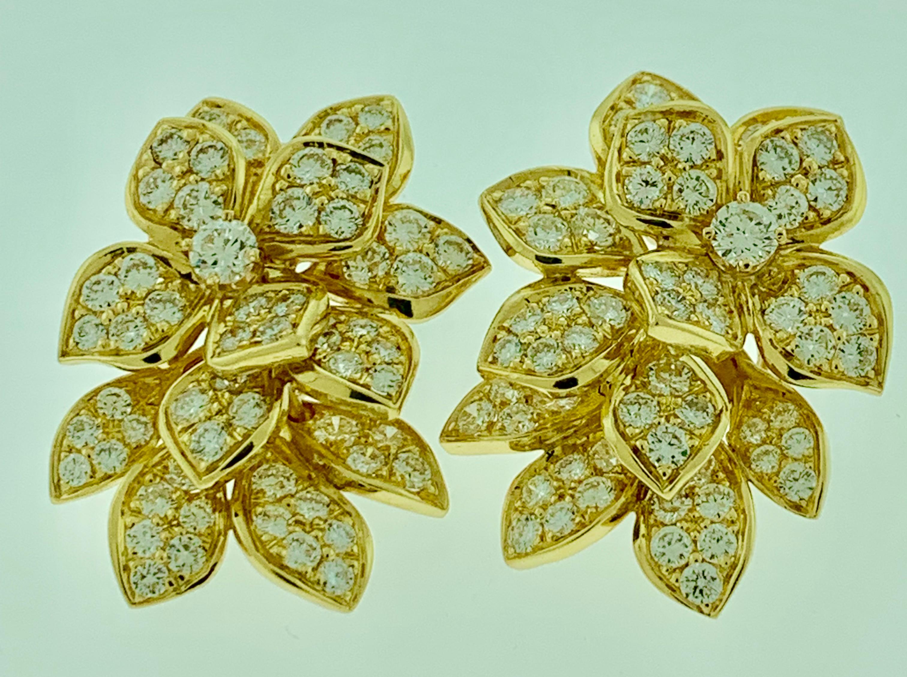Taille ronde Clips d'oreilles en or 18 carats pour femmes avec diamants de 12,5 carats de qualité VS, 27 grammes en vente