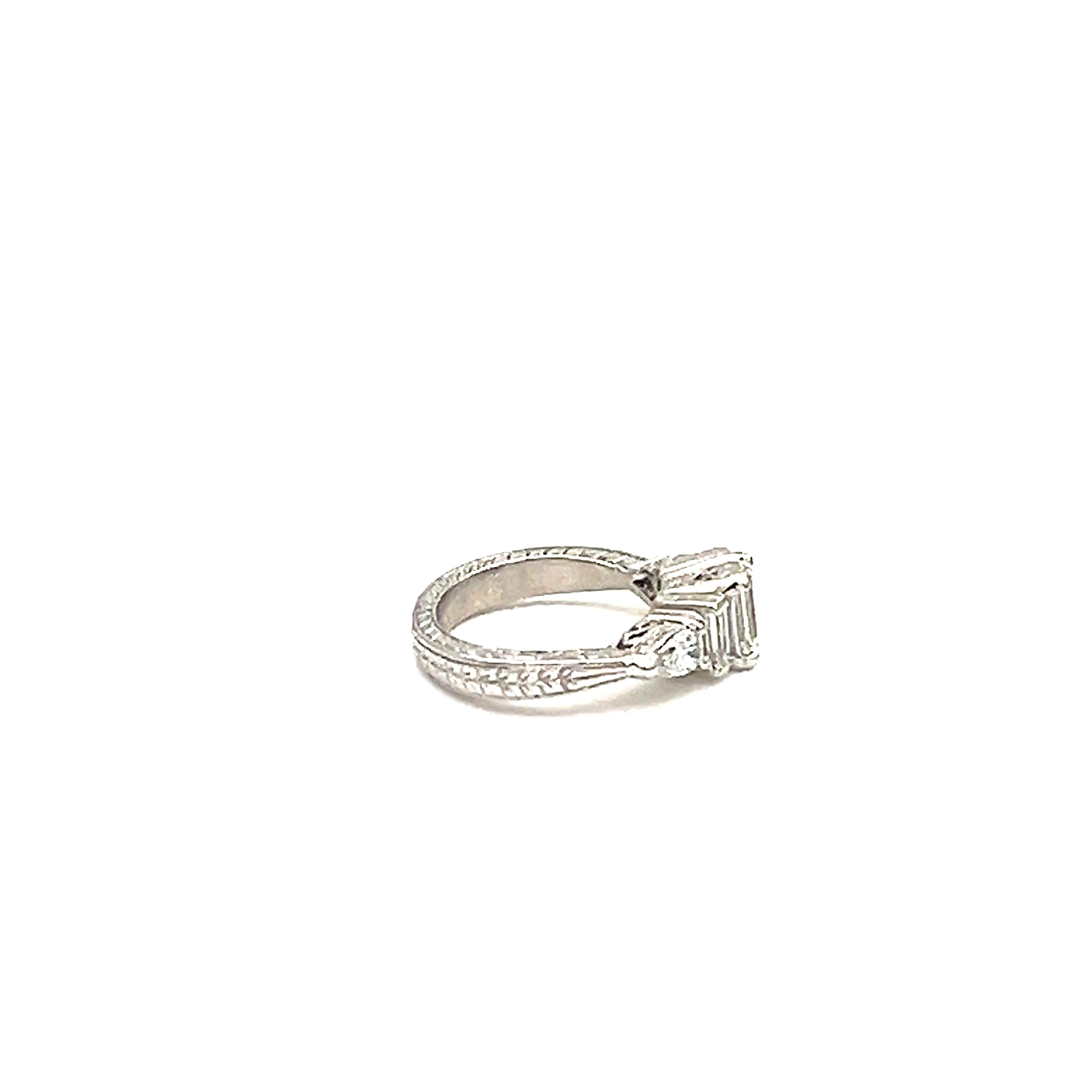 Bague de 1,25 ct de diamant taille émeraude  Unisexe en vente