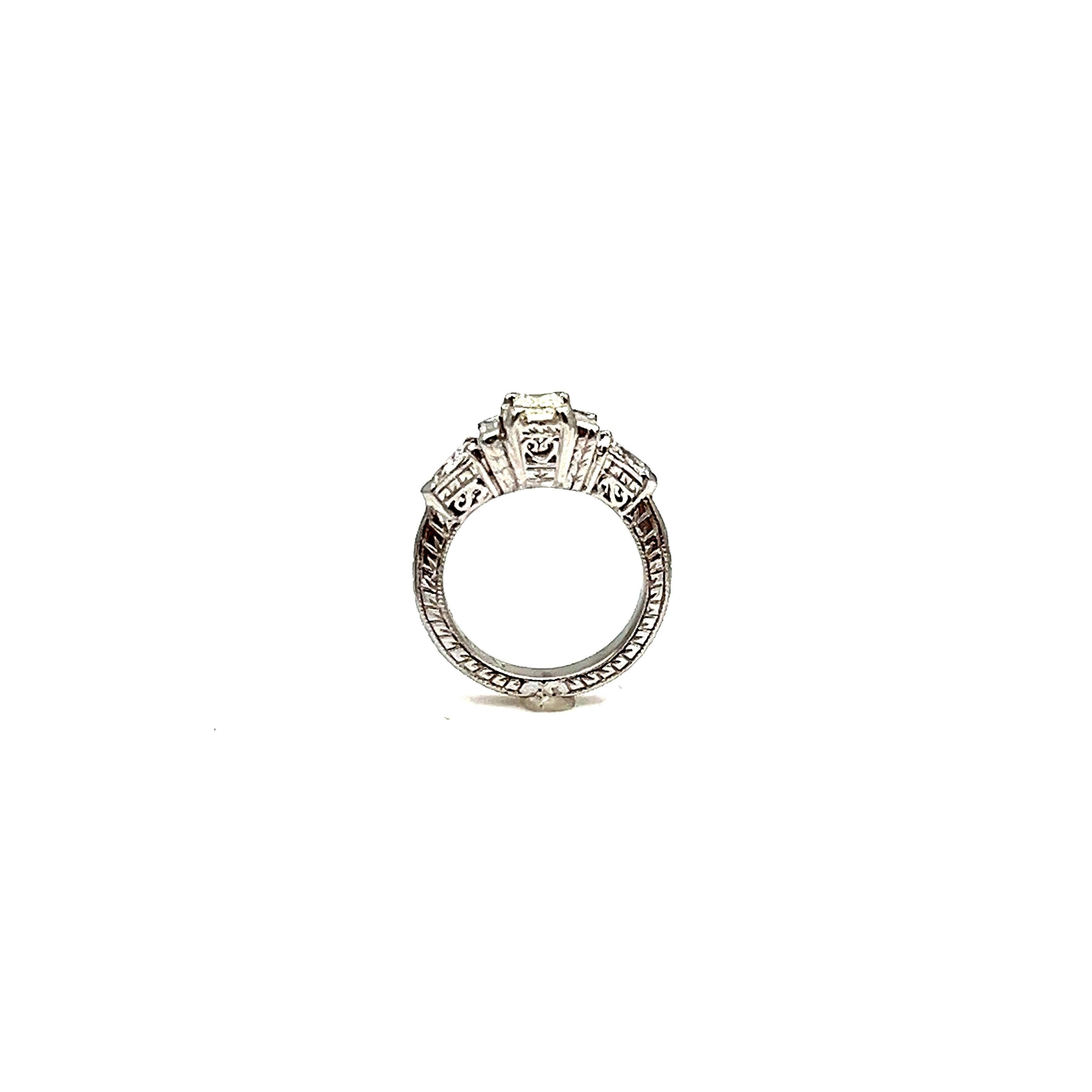 Bague de 1,25 ct de diamant taille émeraude  en vente 2