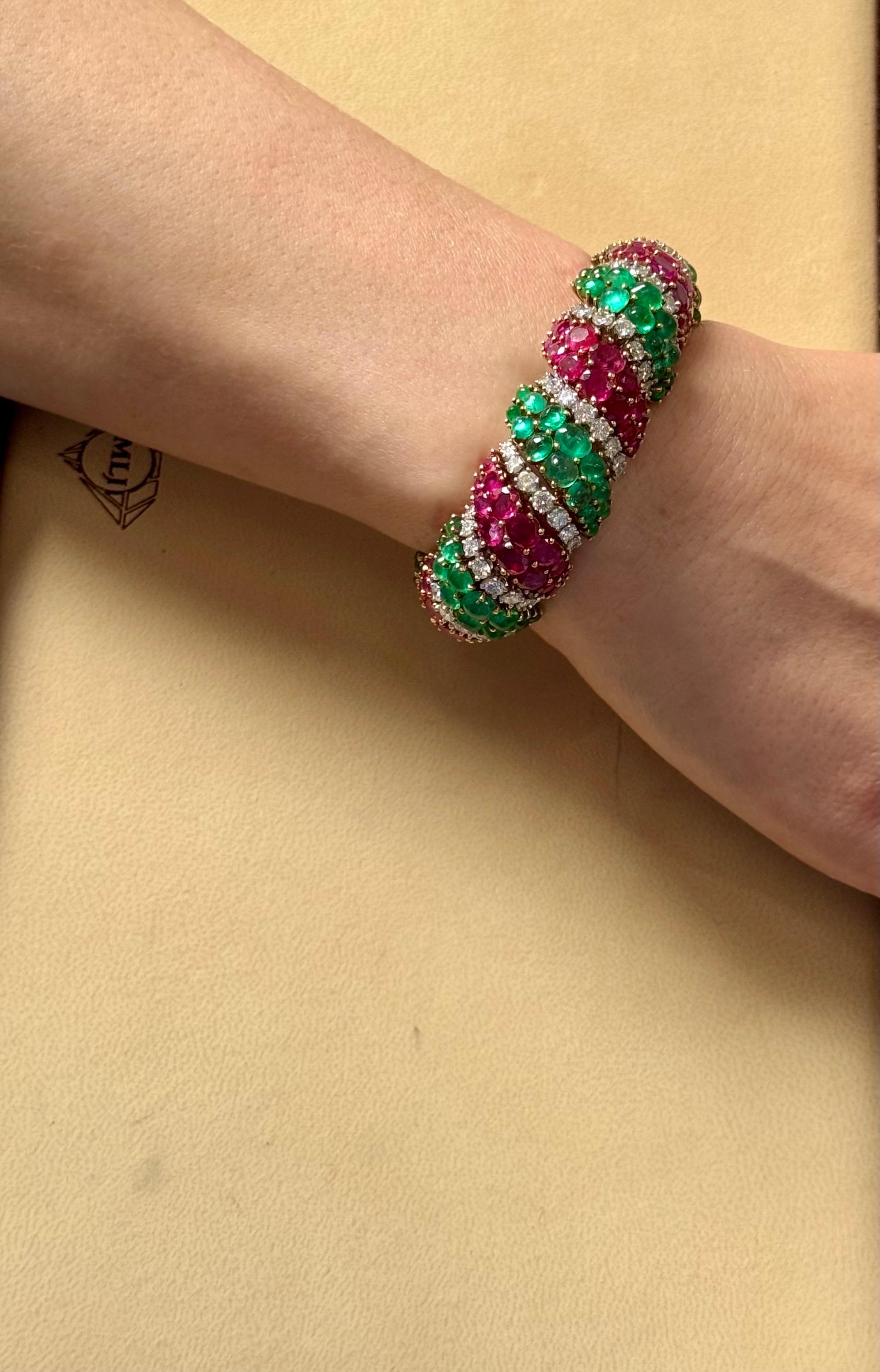 Années 1960, 35 carats d'émeraudes et 35 carats de rubis + 15 carats  Diamant  Bracelet or 18KY, 8 
