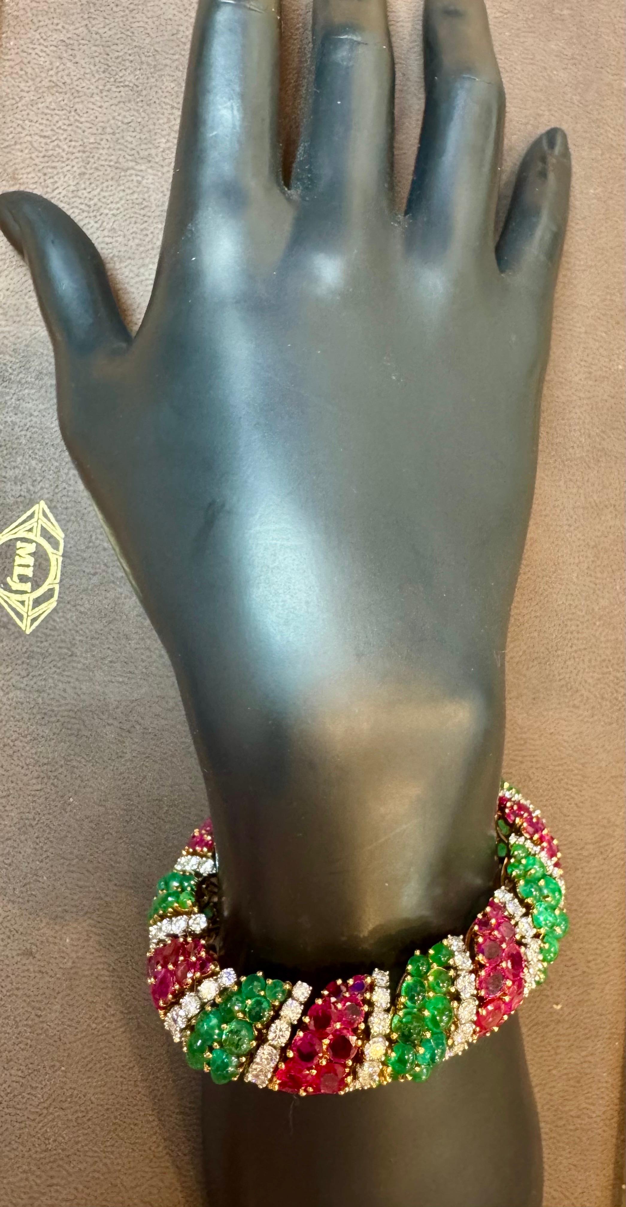 Années 1960, 35 carats d'émeraudes et 35 carats de rubis + 15 carats  Diamant  Bracelet or 18KY, 8 