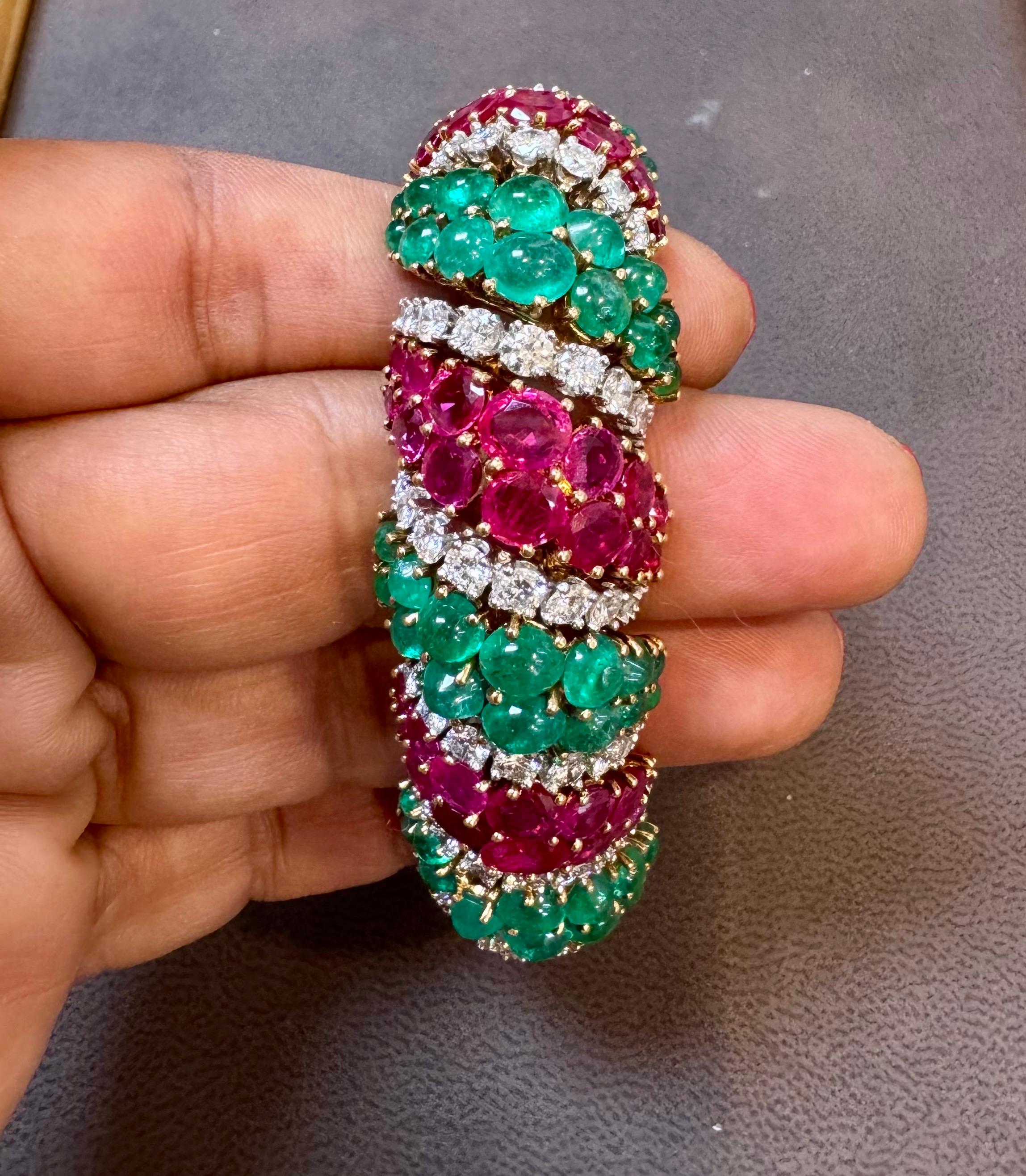 Années 1960, 35 carats d'émeraudes et 35 carats de rubis + 15 carats  Diamant  Bracelet or 18KY, 8 