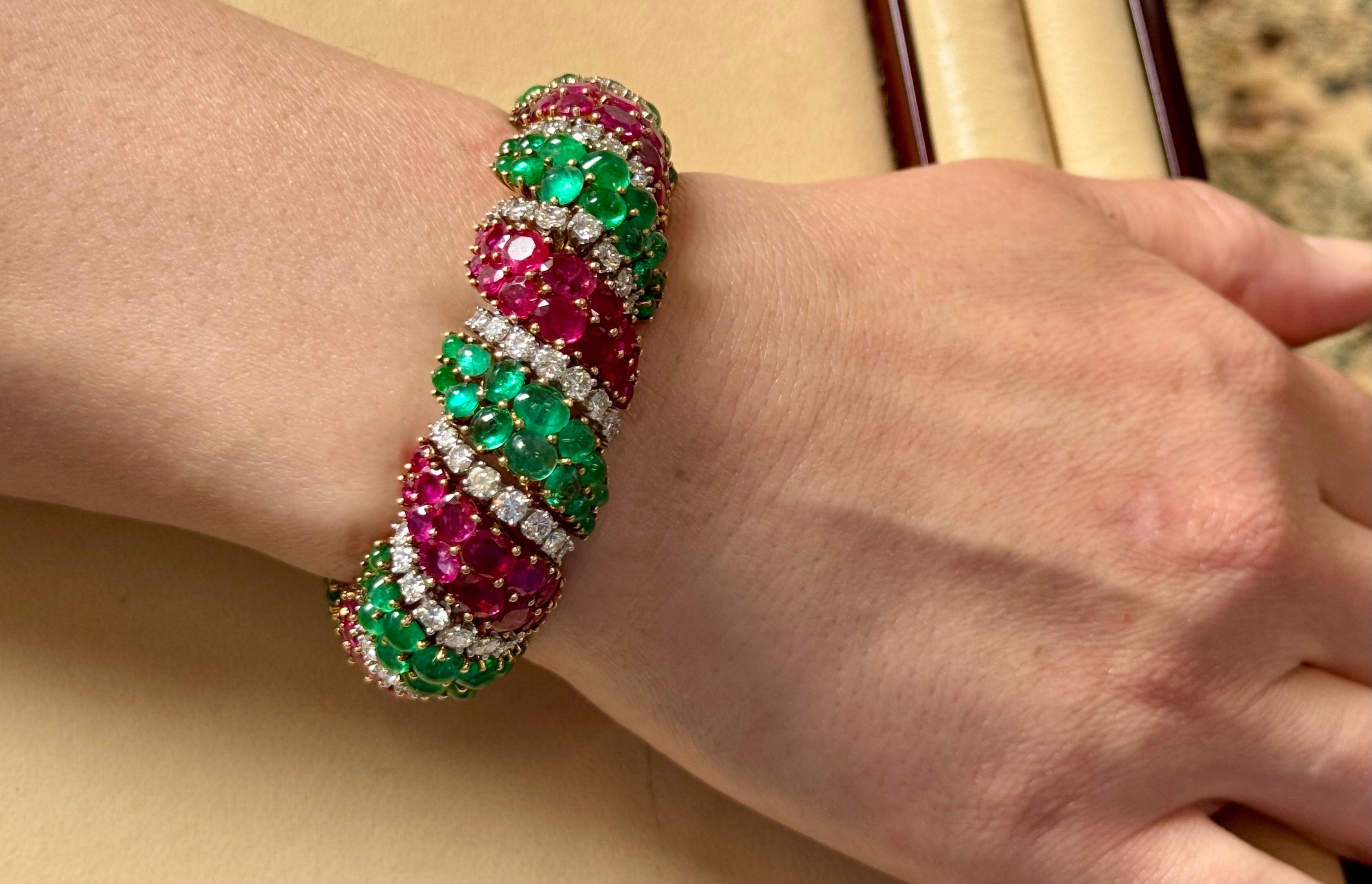 Années 1960, 35 carats d'émeraudes et 35 carats de rubis + 15 carats  Diamant  Bracelet or 18KY, 8 
