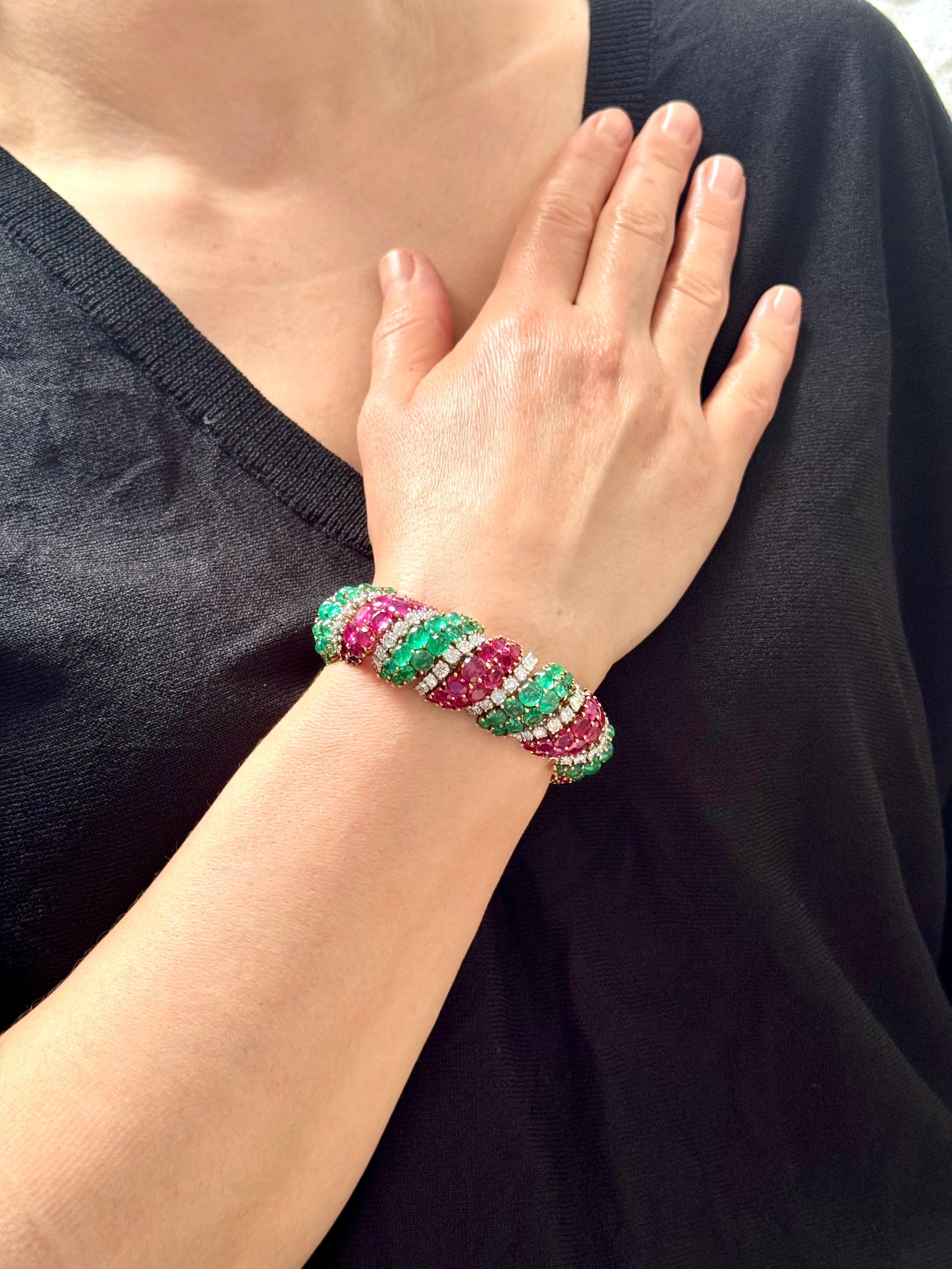 Années 1960, 35 carats d'émeraudes et 35 carats de rubis + 15 carats  Diamant  Bracelet or 18KY, 8 