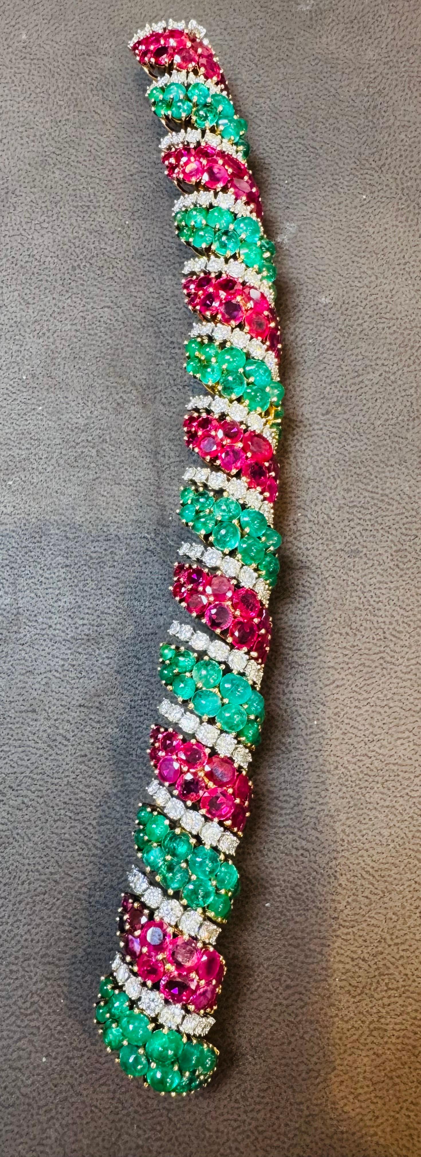 Années 1960, 35 carats d'émeraudes et 35 carats de rubis + 15 carats  Diamant  Bracelet or 18KY, 8 