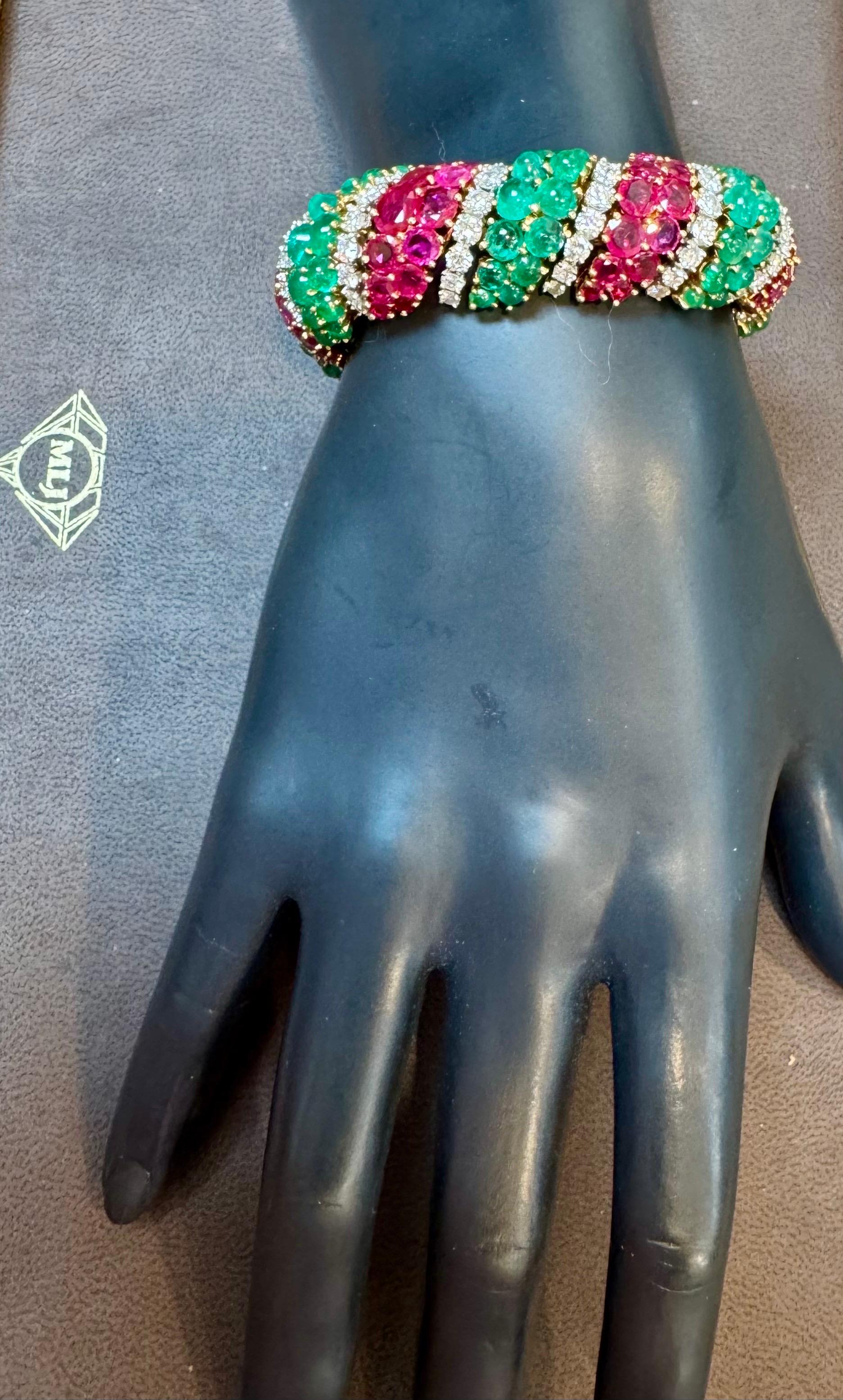 Années 1960, 35 carats d'émeraudes et 35 carats de rubis + 15 carats  Diamant  Bracelet or 18KY, 8 