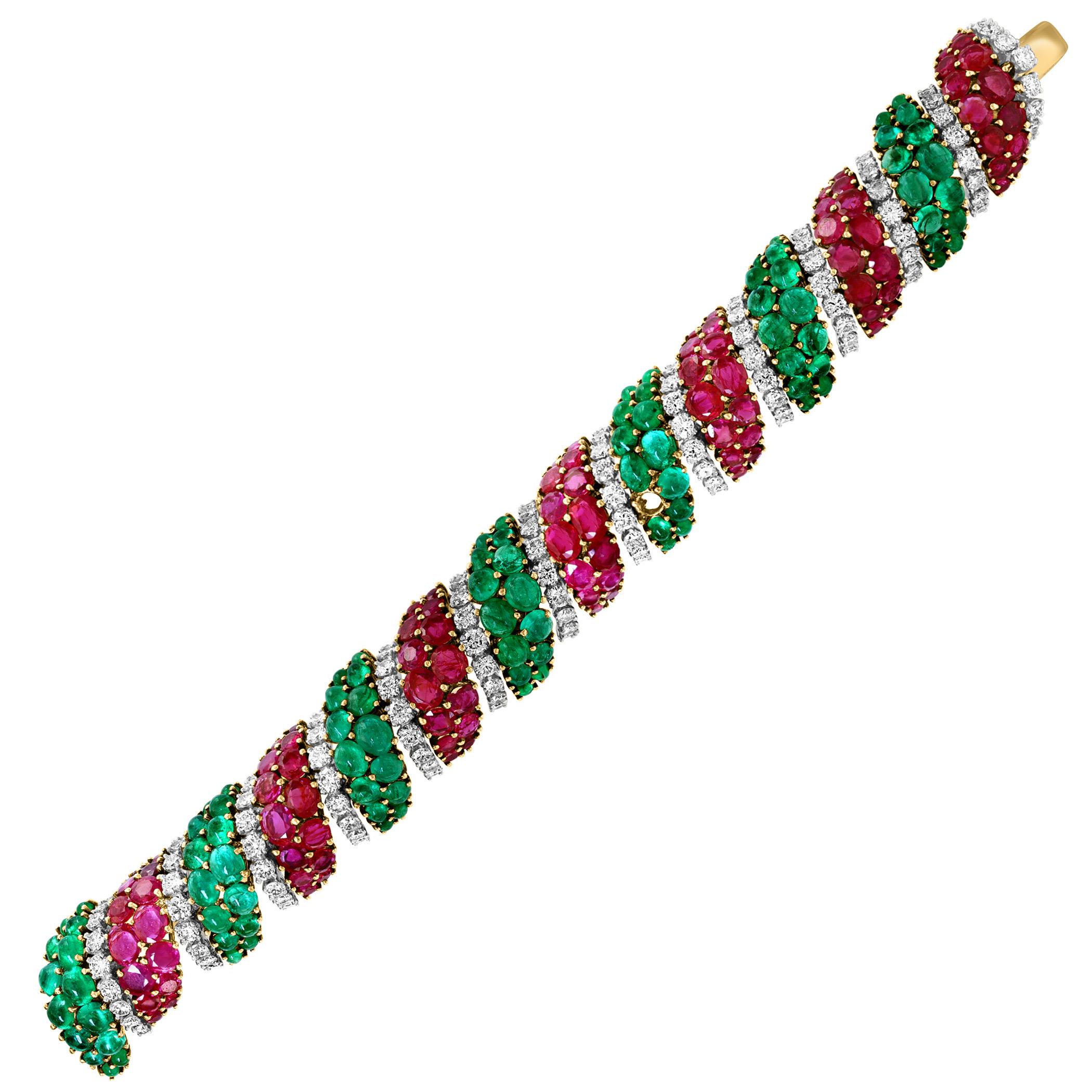 Années 1960, 35 carats d'émeraudes et 35 carats de rubis + 15 carats  Diamant  Bracelet or 18KY, 8 
