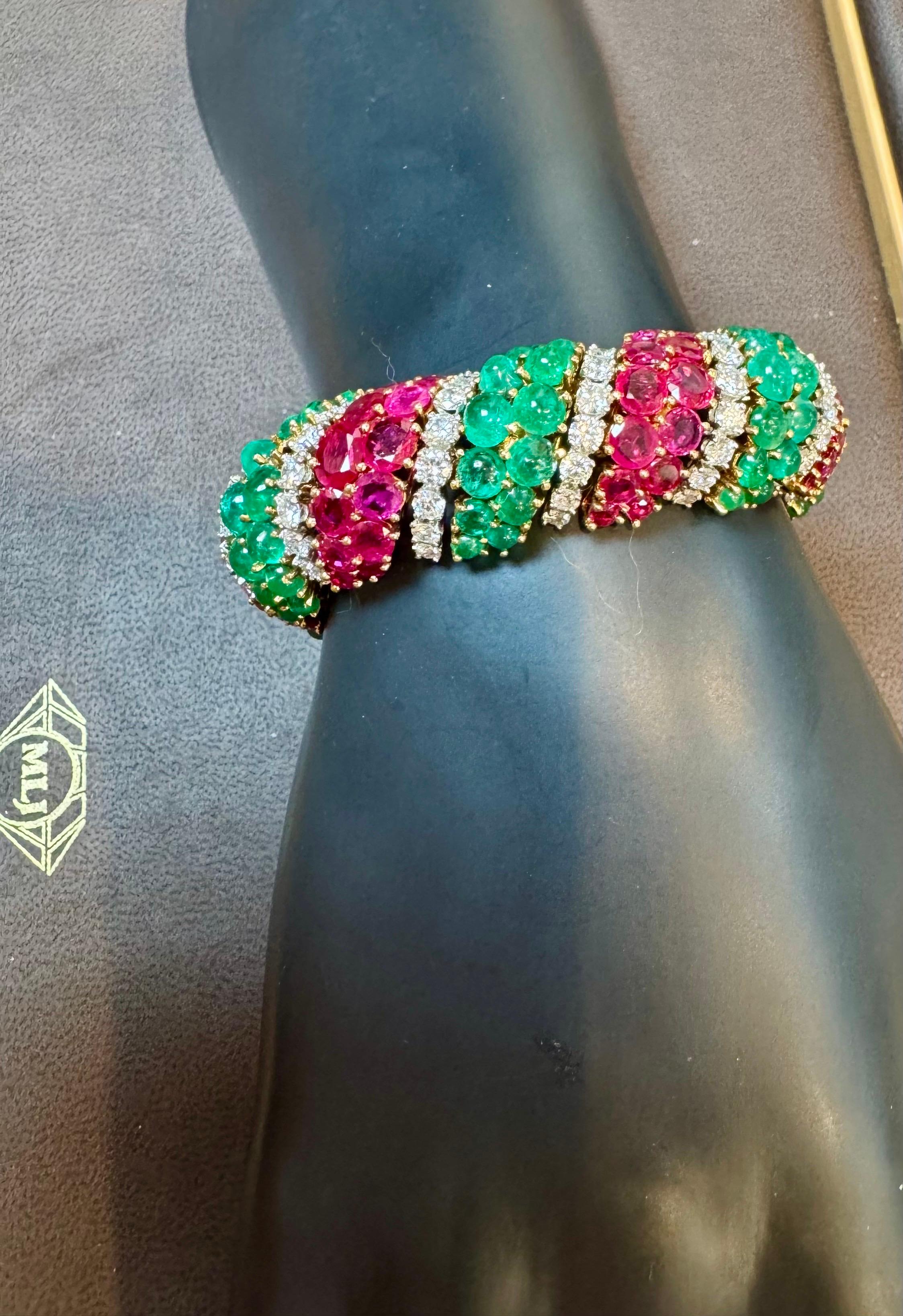 Taille cabochon Années 1960, 35 carats d'émeraudes et 35 carats de rubis + 15 carats  Diamant  Bracelet or 18KY, 8 