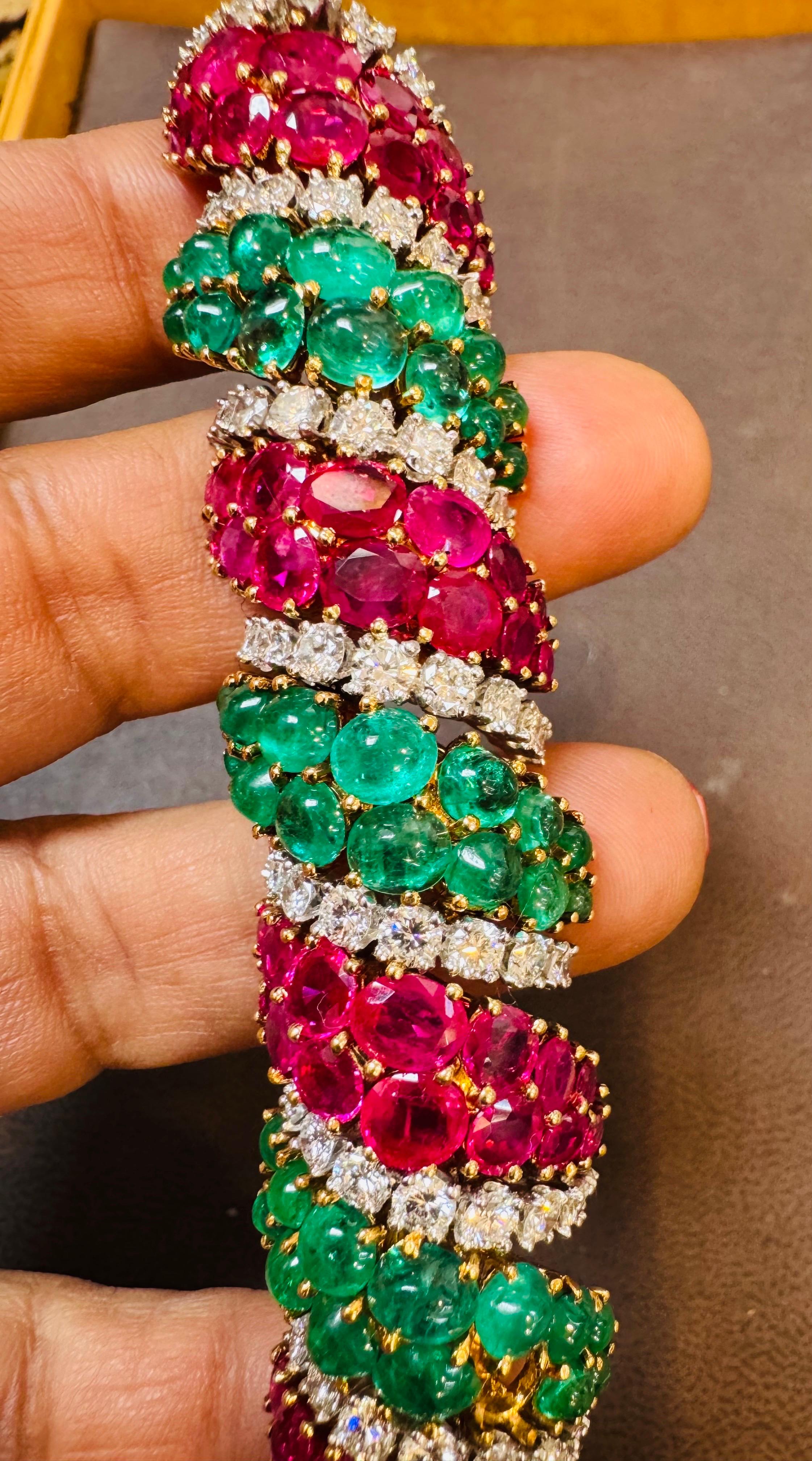 Années 1960, 35 carats d'émeraudes et 35 carats de rubis + 15 carats  Diamant  Bracelet or 18KY, 8 