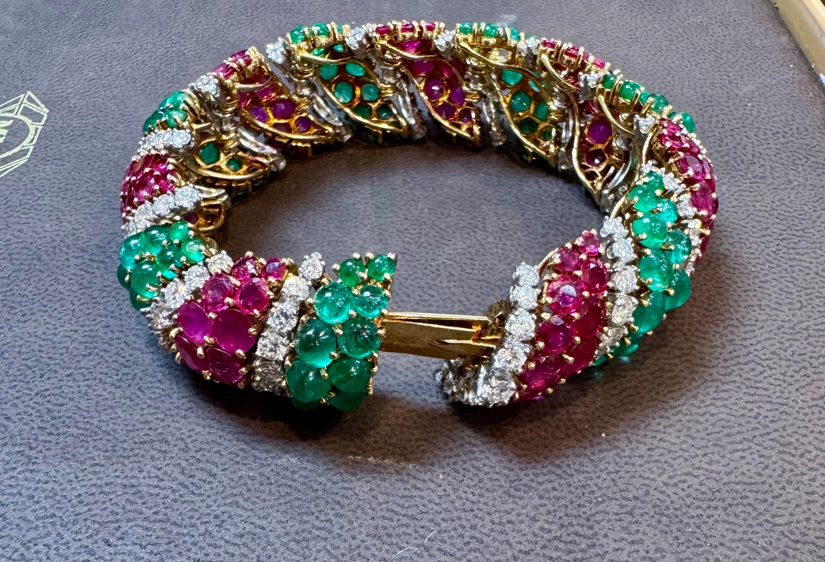 Années 1960, 35 carats d'émeraudes et 35 carats de rubis + 15 carats  Diamant  Bracelet or 18KY, 8 