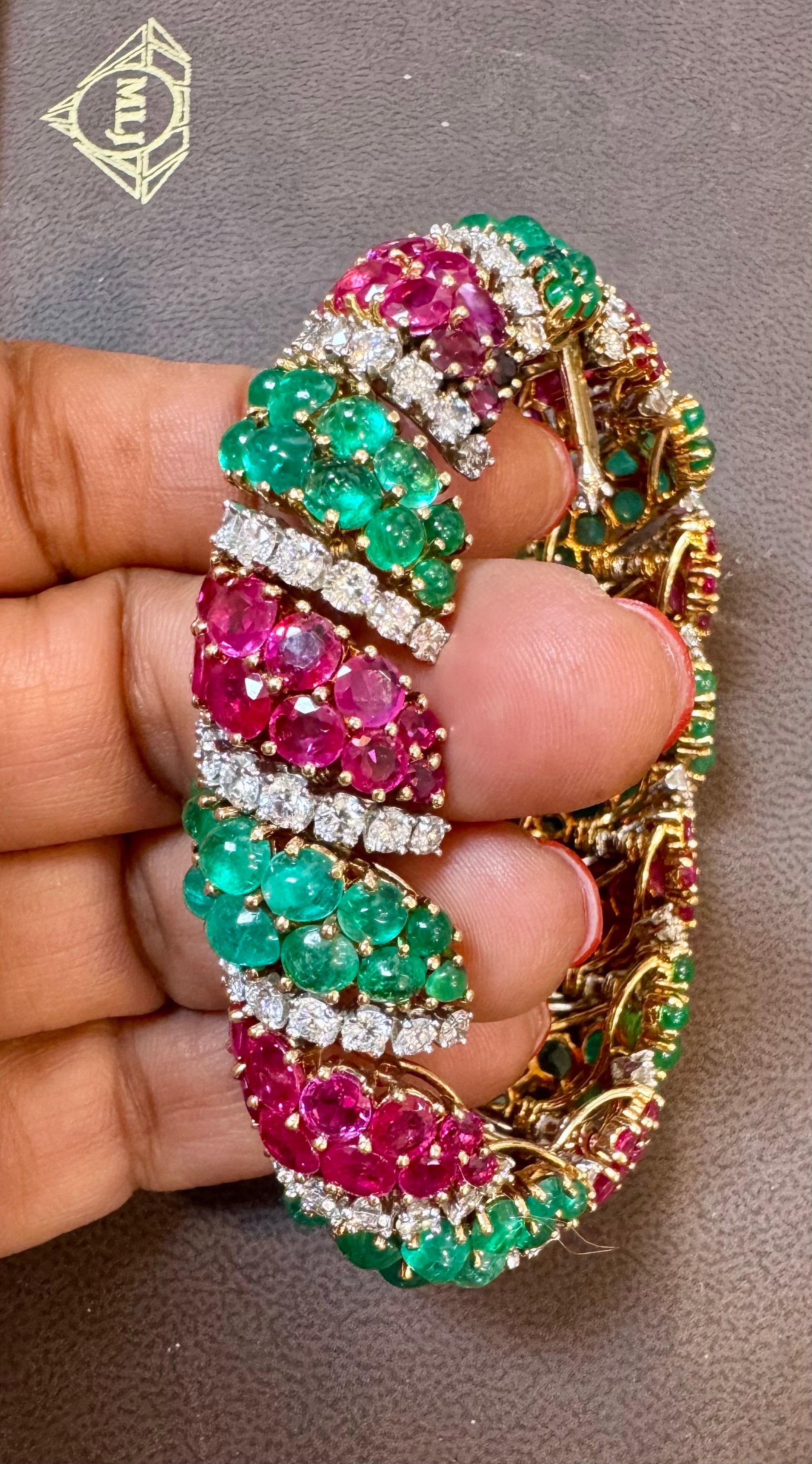 Années 1960, 35 carats d'émeraudes et 35 carats de rubis + 15 carats  Diamant  Bracelet or 18KY, 8 