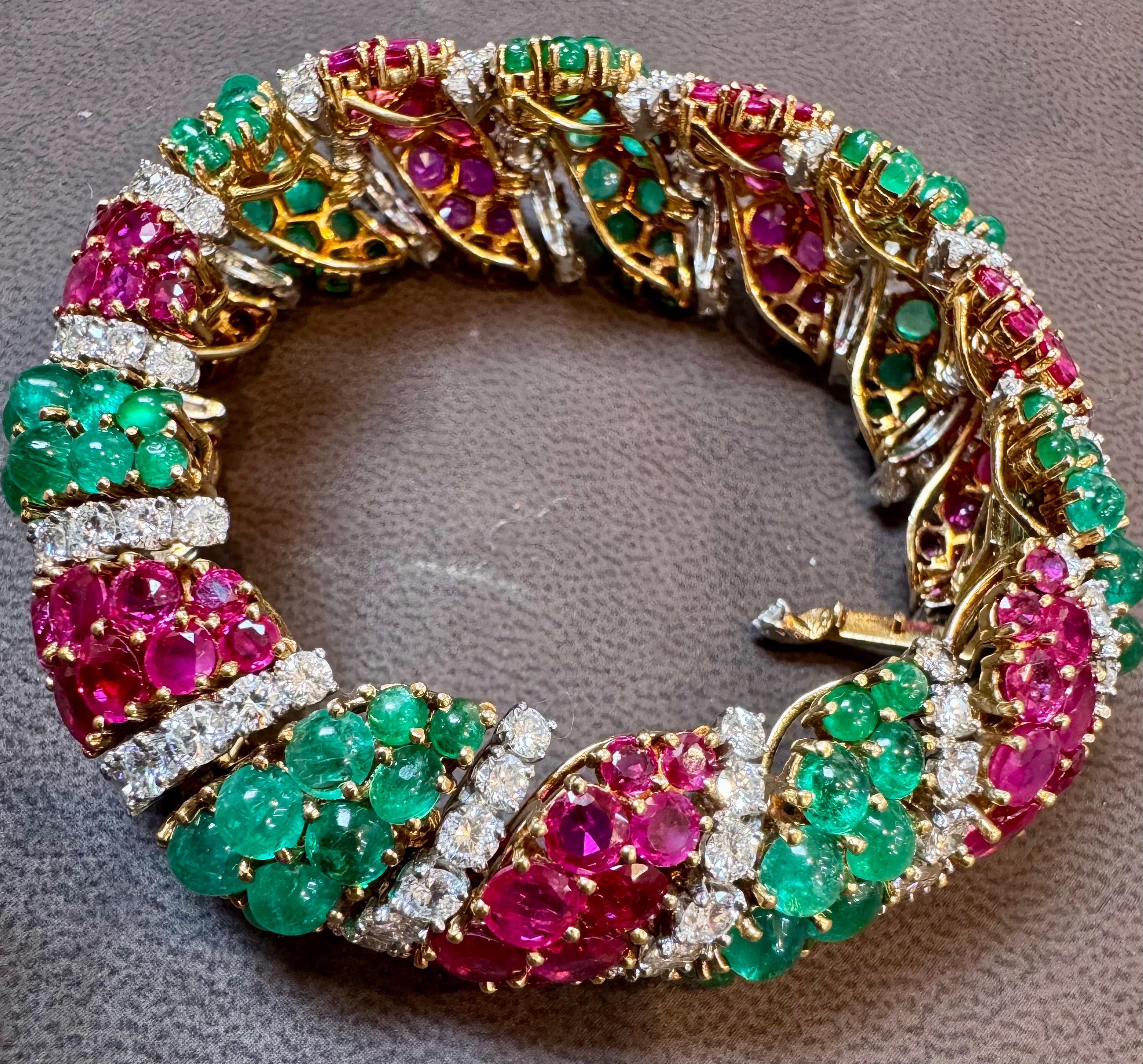 Années 1960, 35 carats d'émeraudes et 35 carats de rubis + 15 carats  Diamant  Bracelet or 18KY, 8 