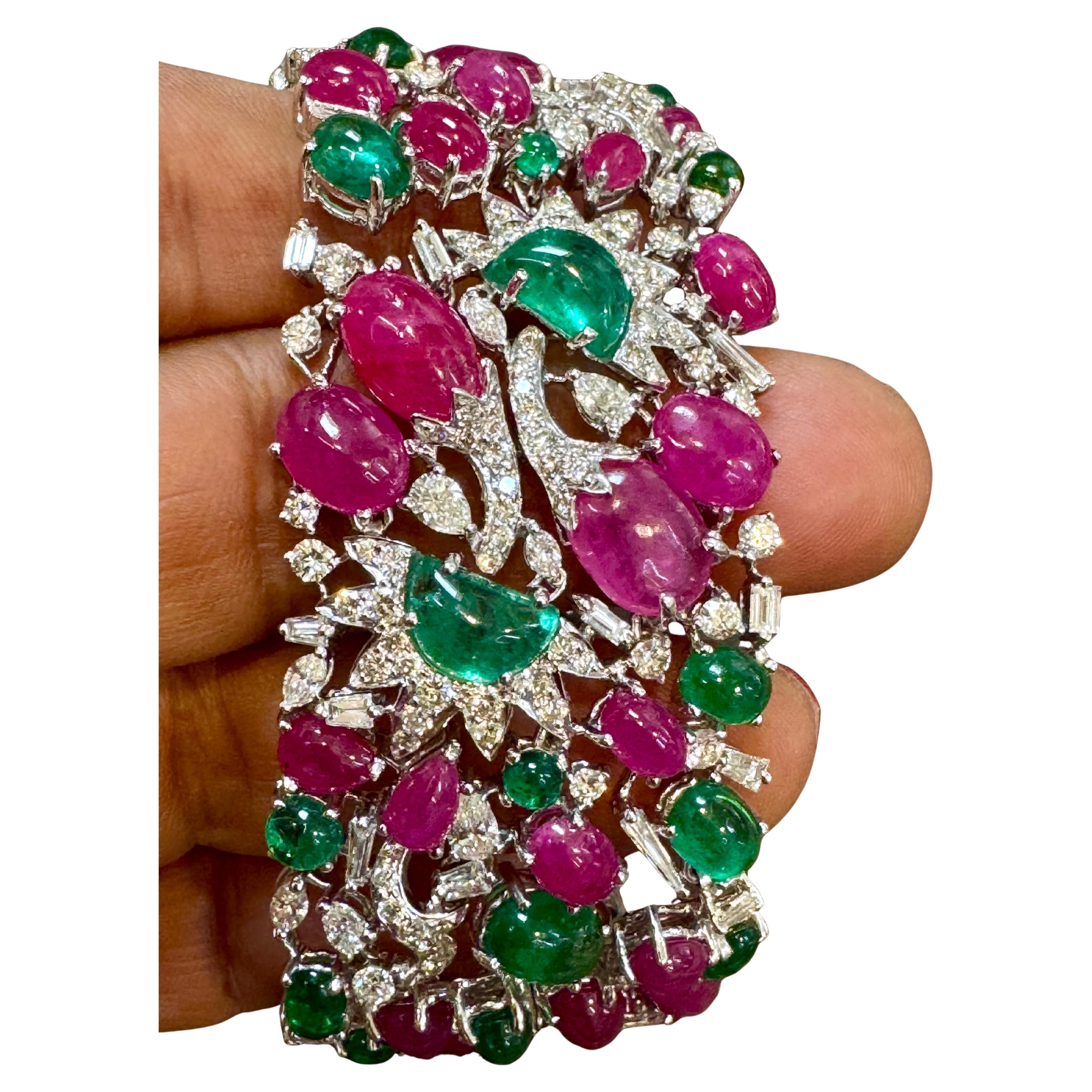 125 Ct  Smeraldi e rubini, 30 carati  Bracciale Tutti Fruity con diamanti in oro 18KW, 7,5".