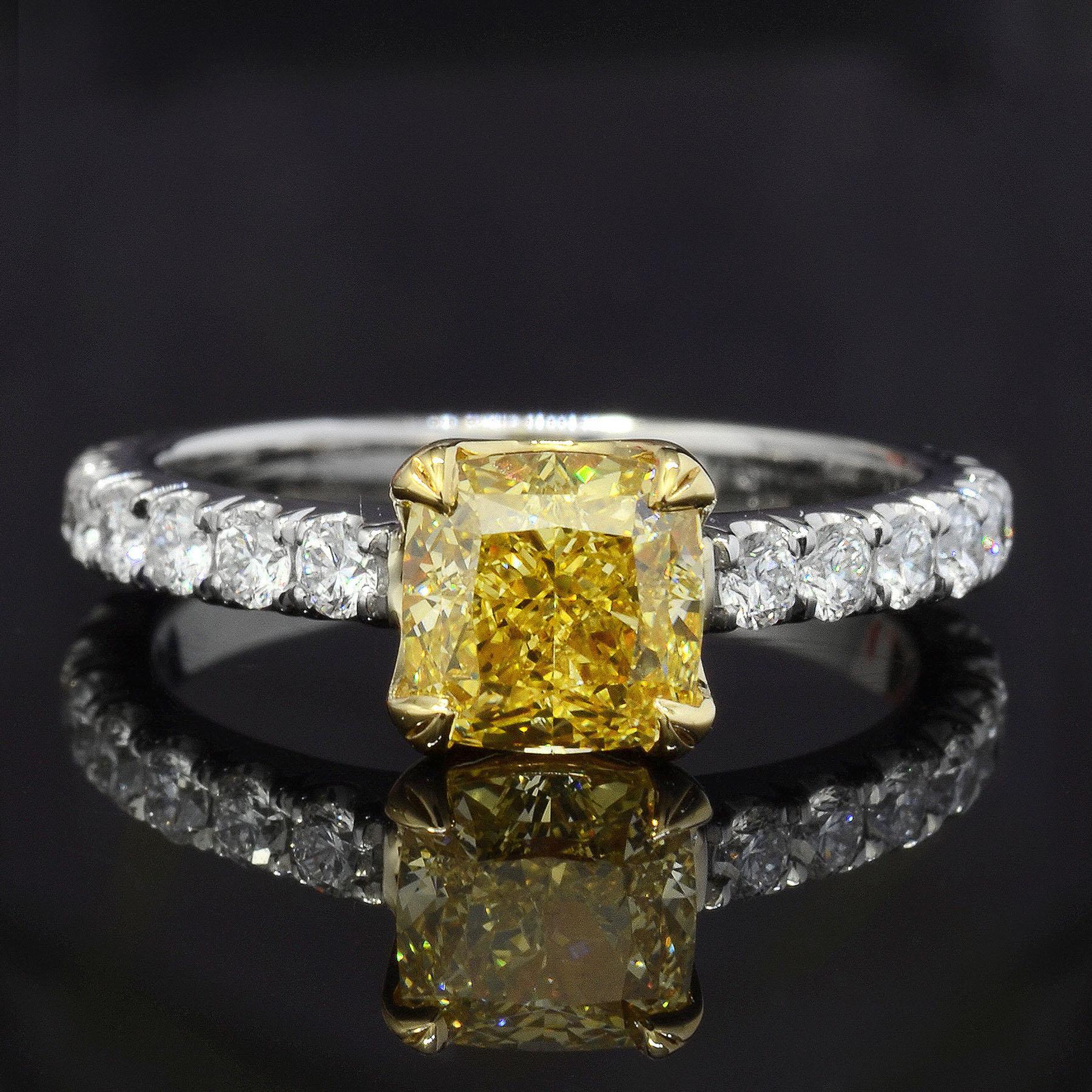 Taille coussin 1.25 Ct. Bague fantaisie jaune canari taille coussin avec diamants SI1 certifiés GIA en vente