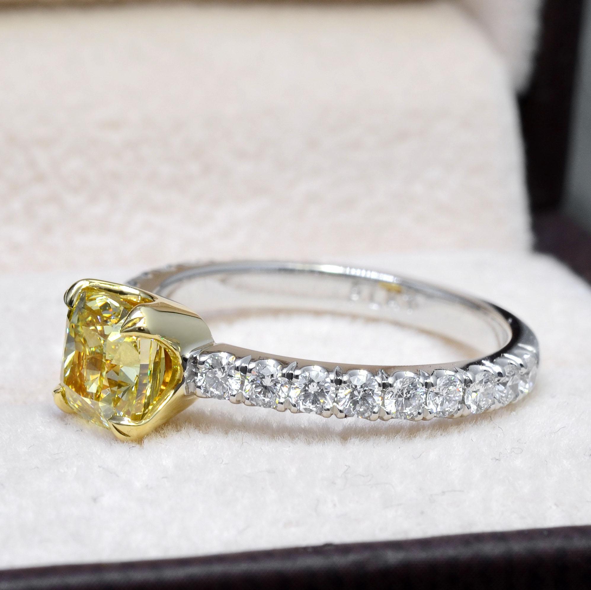 1.25 Ct. Bague fantaisie jaune canari taille coussin avec diamants SI1 certifiés GIA Neuf - En vente à Los Angeles, CA