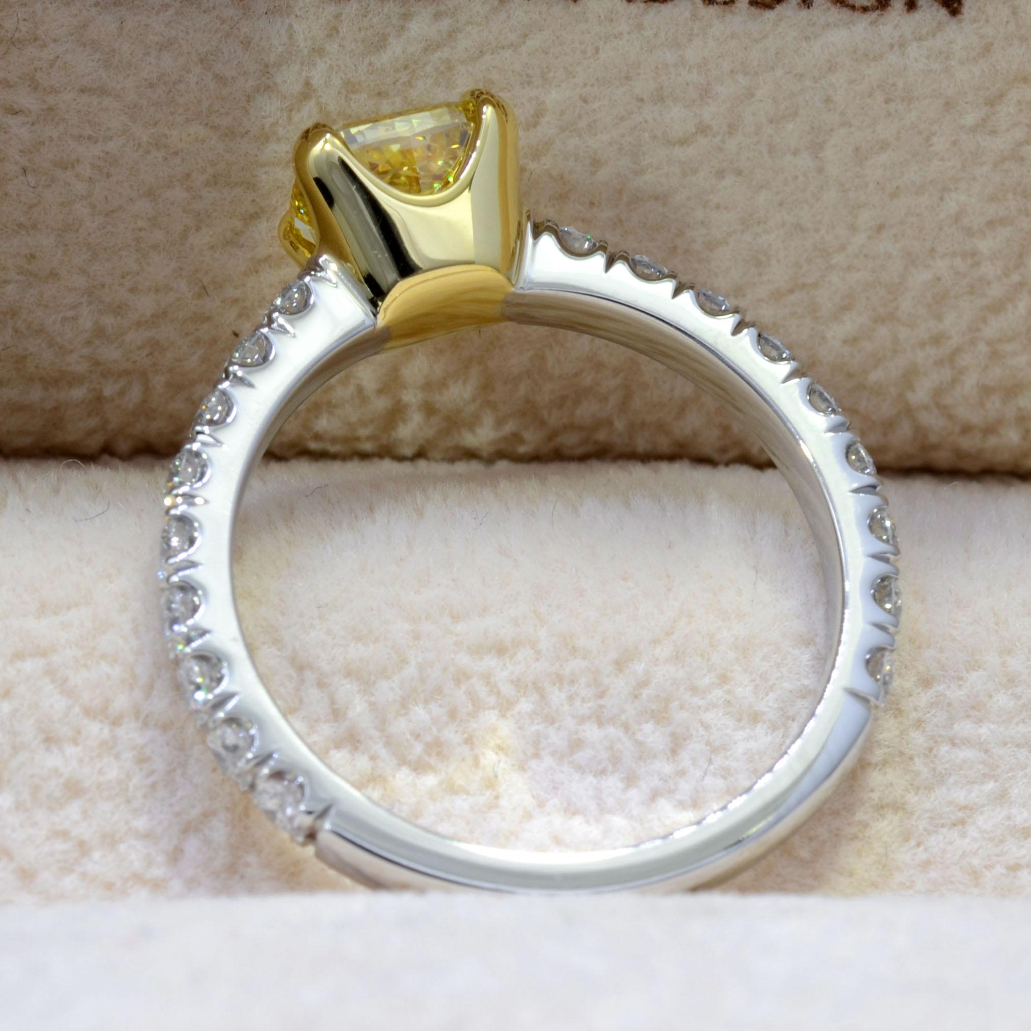 1.25 Ct. Bague fantaisie jaune canari taille coussin avec diamants SI1 certifiés GIA Pour femmes en vente