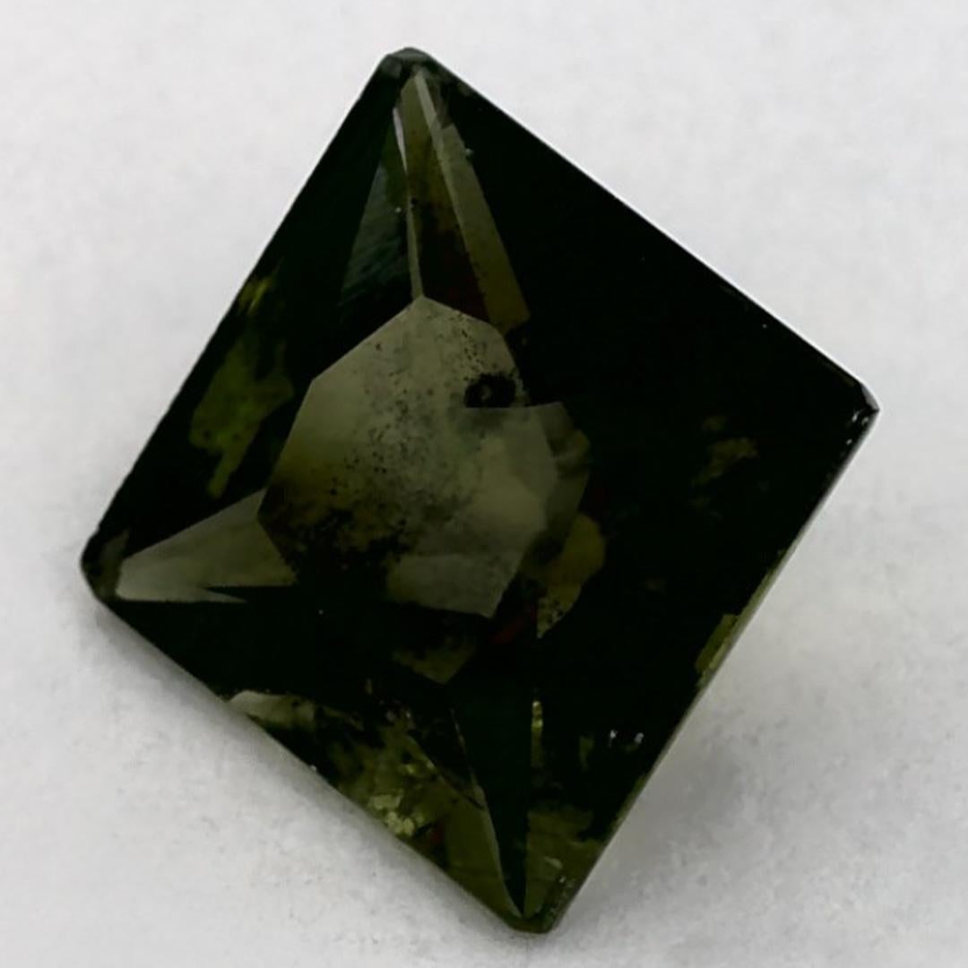 Este zafiro verde natural ofrece elegancia y sofisticación. Con su rica saturación de color y su corte preciso, es la pieza central perfecta para un anillo de compromiso o un diseño de joyería de lujo.

Este zafiro es originario de Sri Lanka