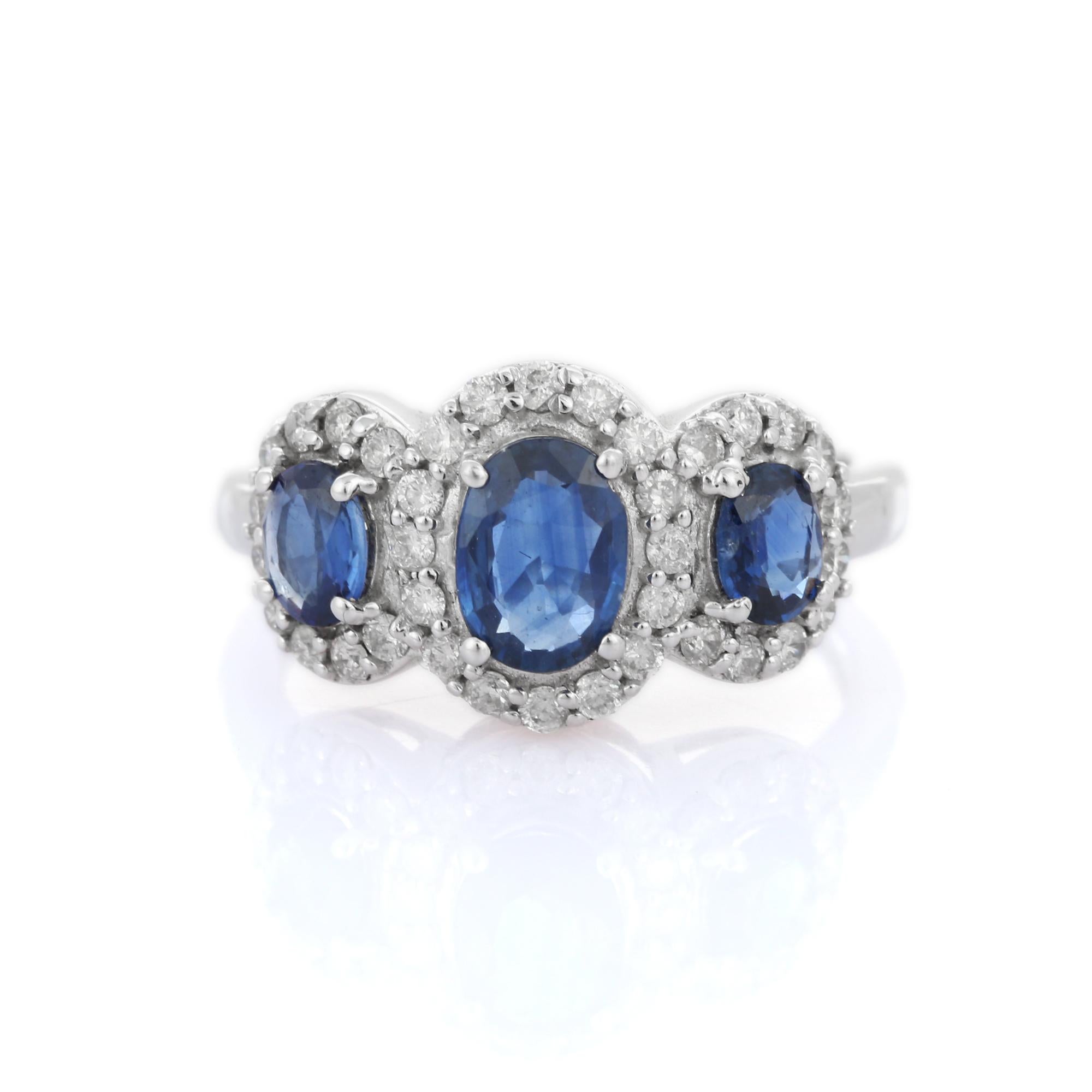 Im Angebot: Verlobungsring aus 18 Karat massivem Weißgold mit drei Steinen, Halo-Diamant und blauem Saphir () 3