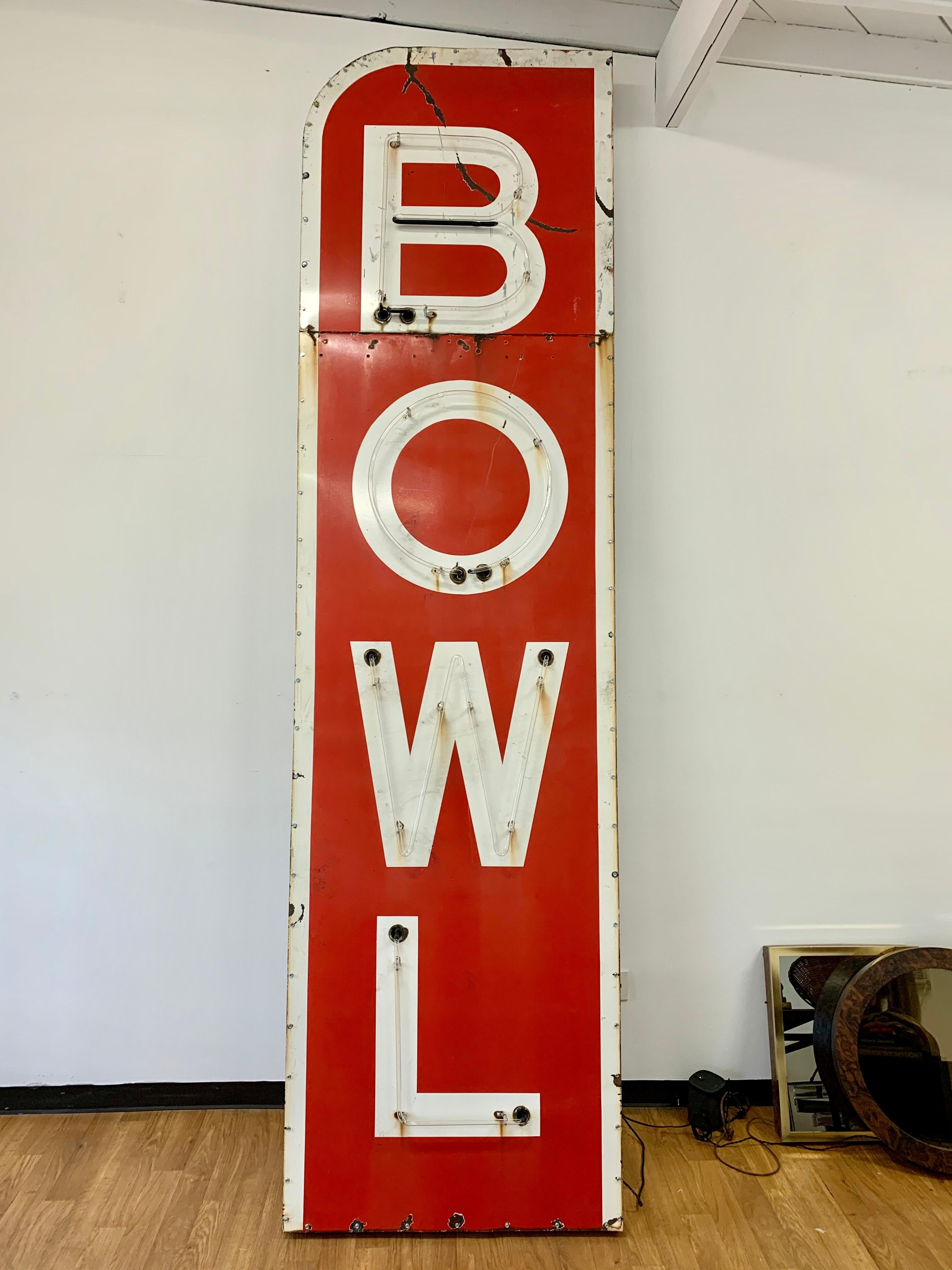 Massives 12,5 Fuß hohes Bowlingschild aus Metall und Neon aus den 1960er Jahren. Das Schild ist rot mit weißen Buchstaben und weißer Umrandung. Die Neonlichter sind rot und leuchten Buchstabe für Buchstabe auf: B - 0 - W - L, dann blinken sie aus
