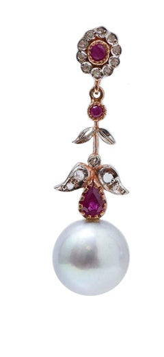Boucles d'oreilles de 12.5 Mm en perles grises, rubis, diamants, or rose et argent.