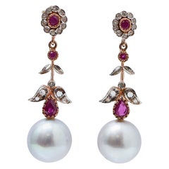 Boucles d'oreilles de 12.5 Mm en perles grises, rubis, diamants, or rose et argent.