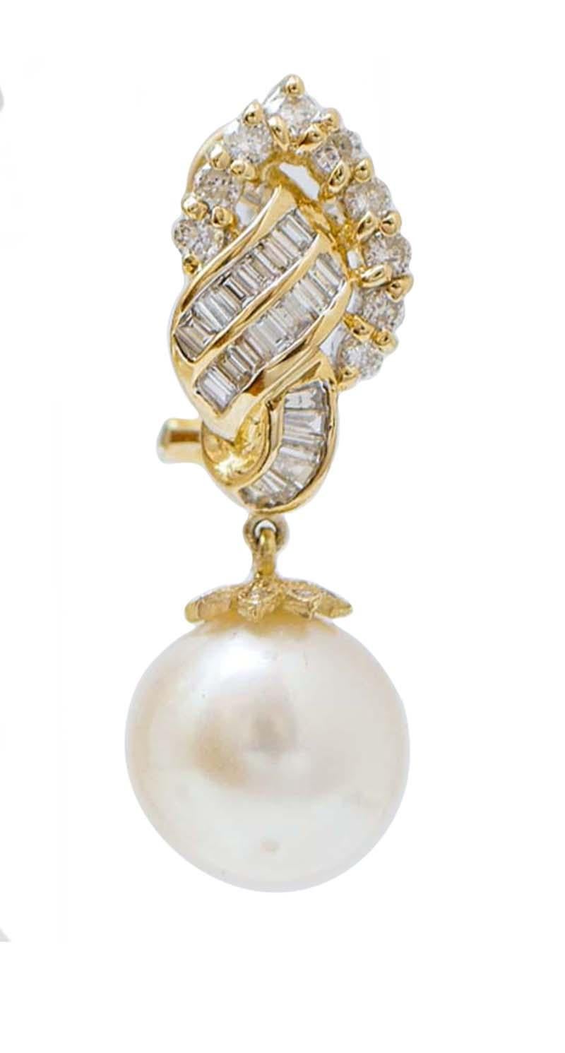 Elegantes boucles d'oreilles en structure d'or jaune 18 kt montées avec des diamants et, en pendentif, une perle.
Ces boucles d'oreilles ont été entièrement réalisées à la main par des maîtres orfèvres italiens et elles sont en parfait